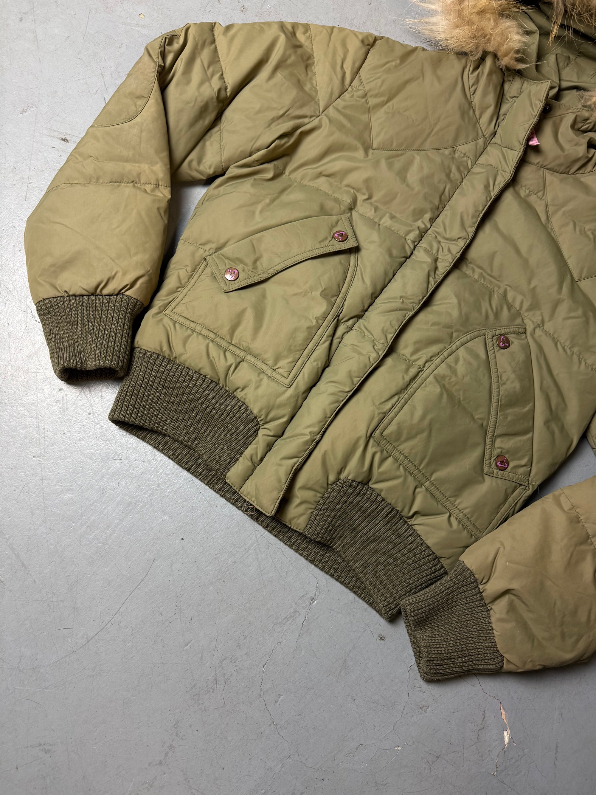 Eine Khaki grüne y2k Winterjacke von Kocca mit Fell Kaputze 