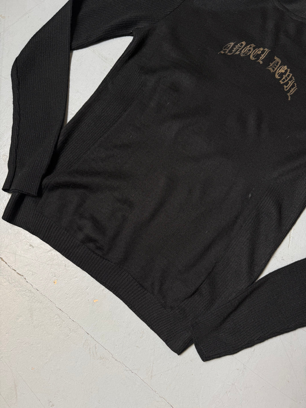 Vintage Angel Devil Black Sweater with Gold Details für Damen. Y2K Secondhand 2000s Fashion.