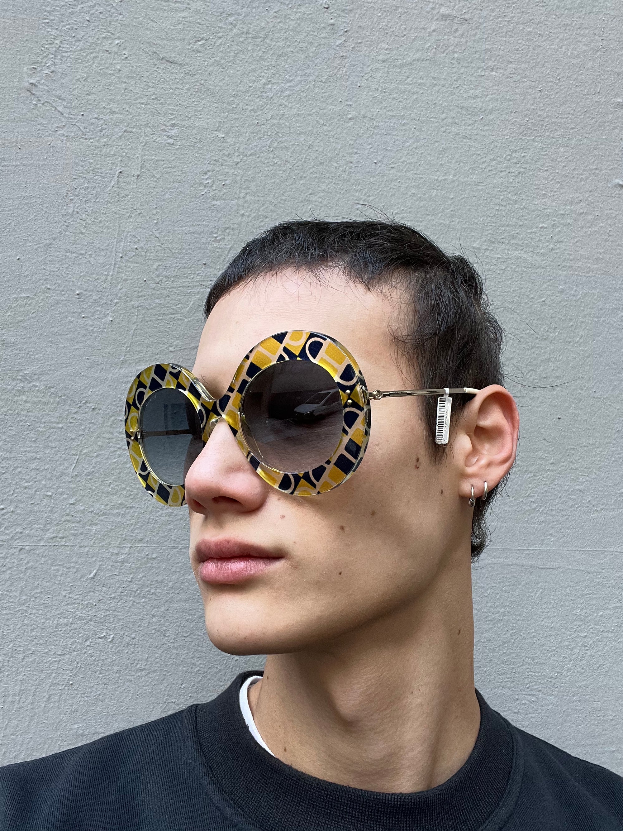 Tragebild der Gucci Sunglasses von der seite an einem Männlichem Model.