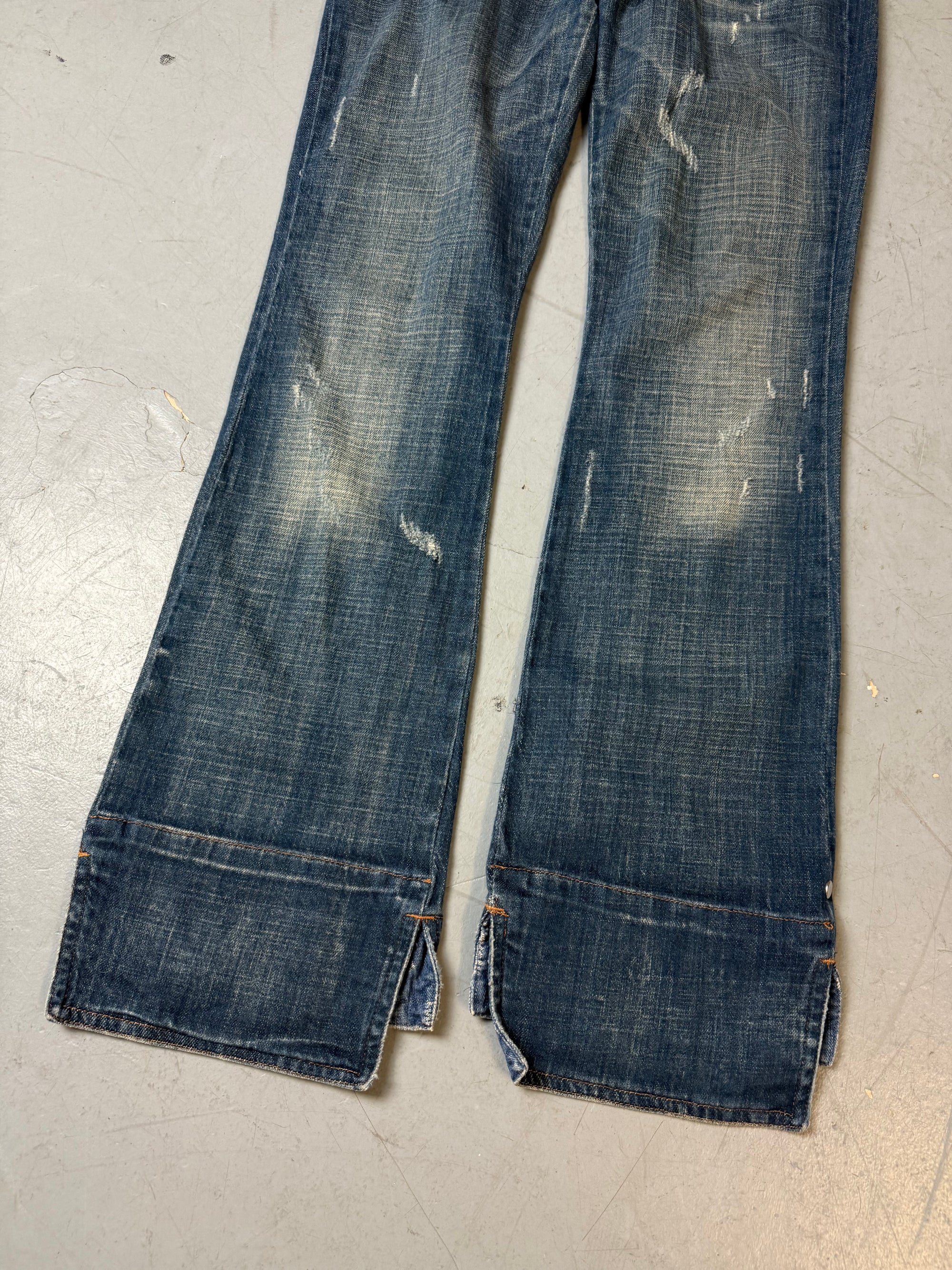 Low waist Cavalli jeans straight leg mit blauer Waschung leicht ripped und kuhfell Details am Bund 