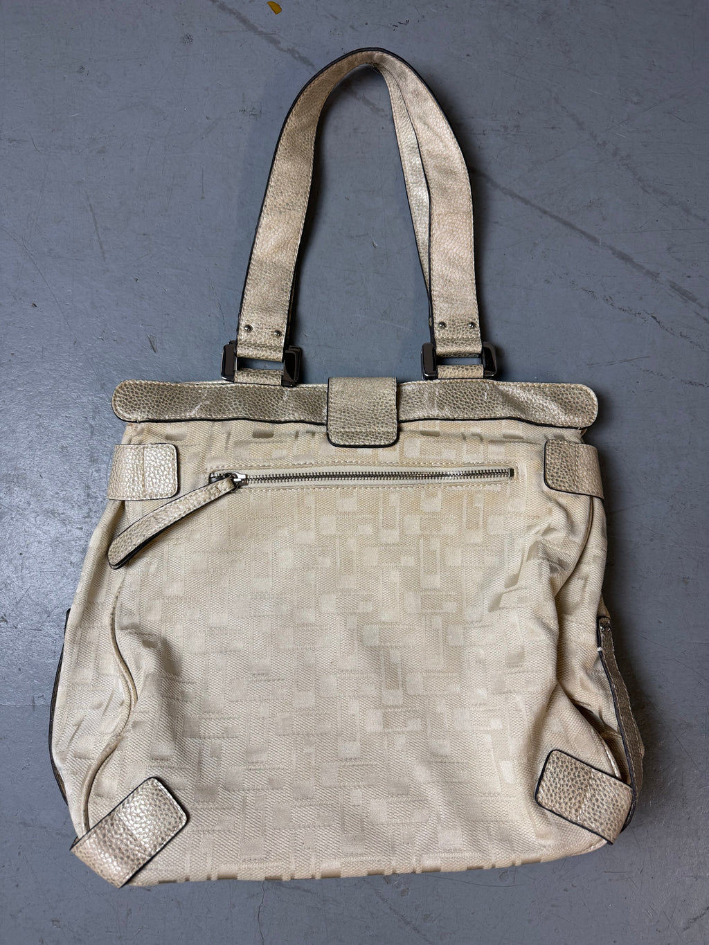 Produktbild von einer Vintage CNTY BAGS Guess Beige Monogram Big Bag von hinten