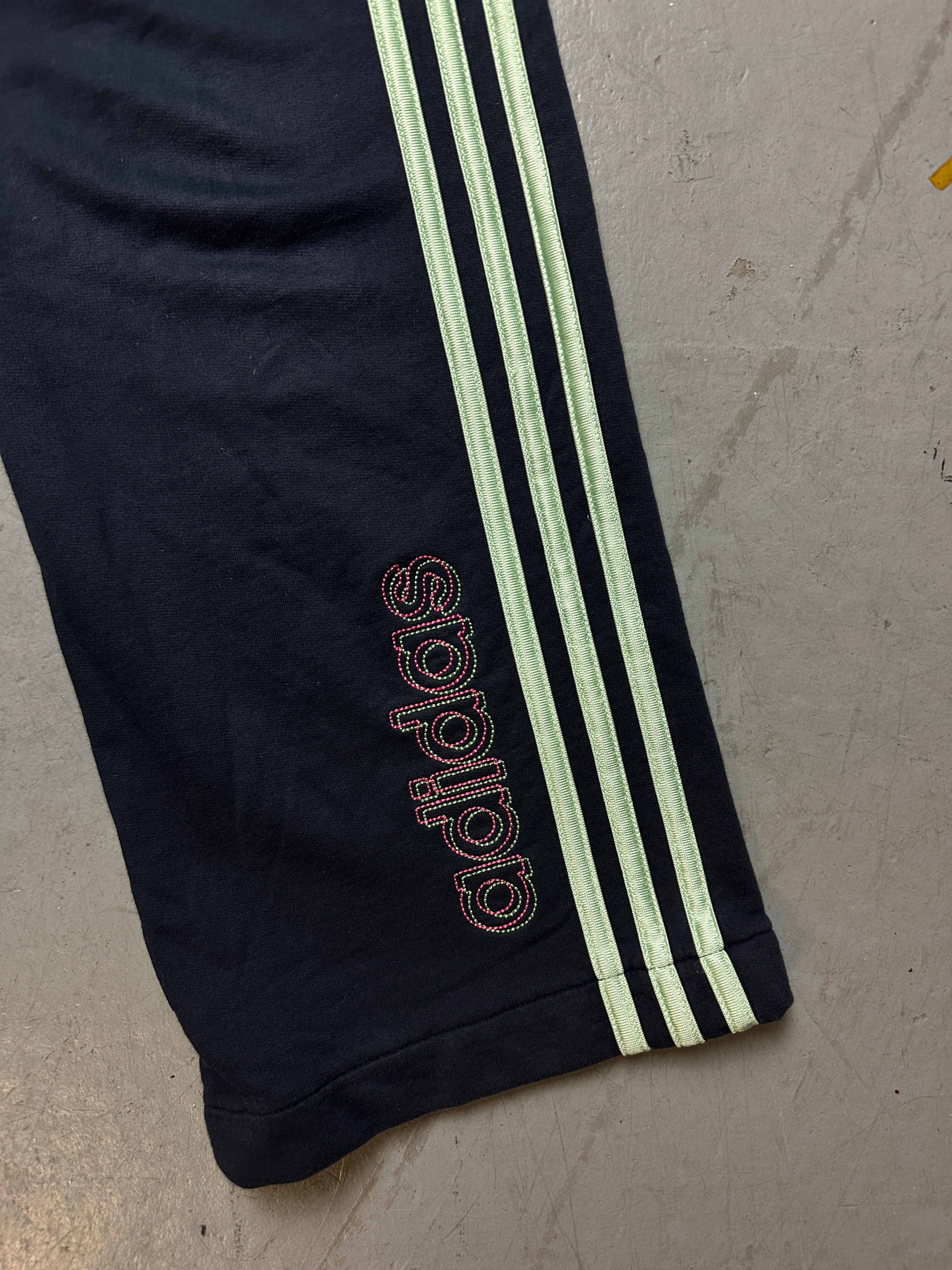 Detailbild von einer Vintage Blue Adidas Track Pants with Green Stripes von vorne