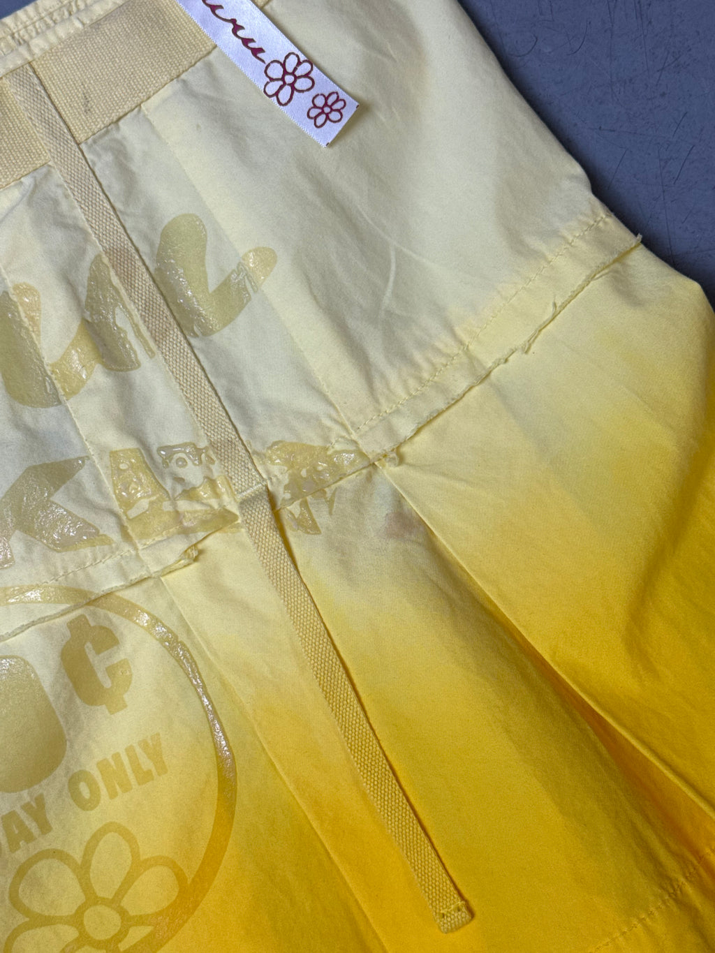 Ein gelber Mini skirt von Guru vintage Y2K 