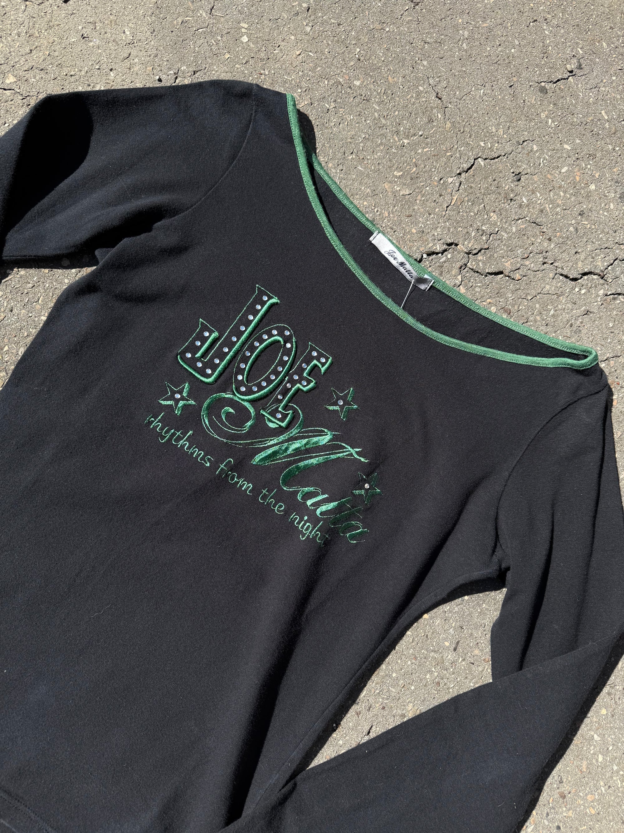 Ein schwarzes longsleeve mit einem grünen Joe Matta Aufschrift auf der Brust