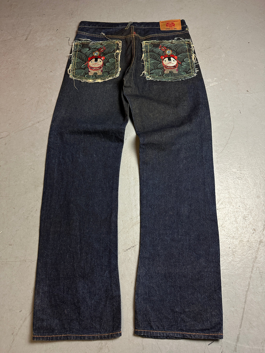 Produktbild von einer Vintage Red Monkey Company Straight Cut Denim von hinten