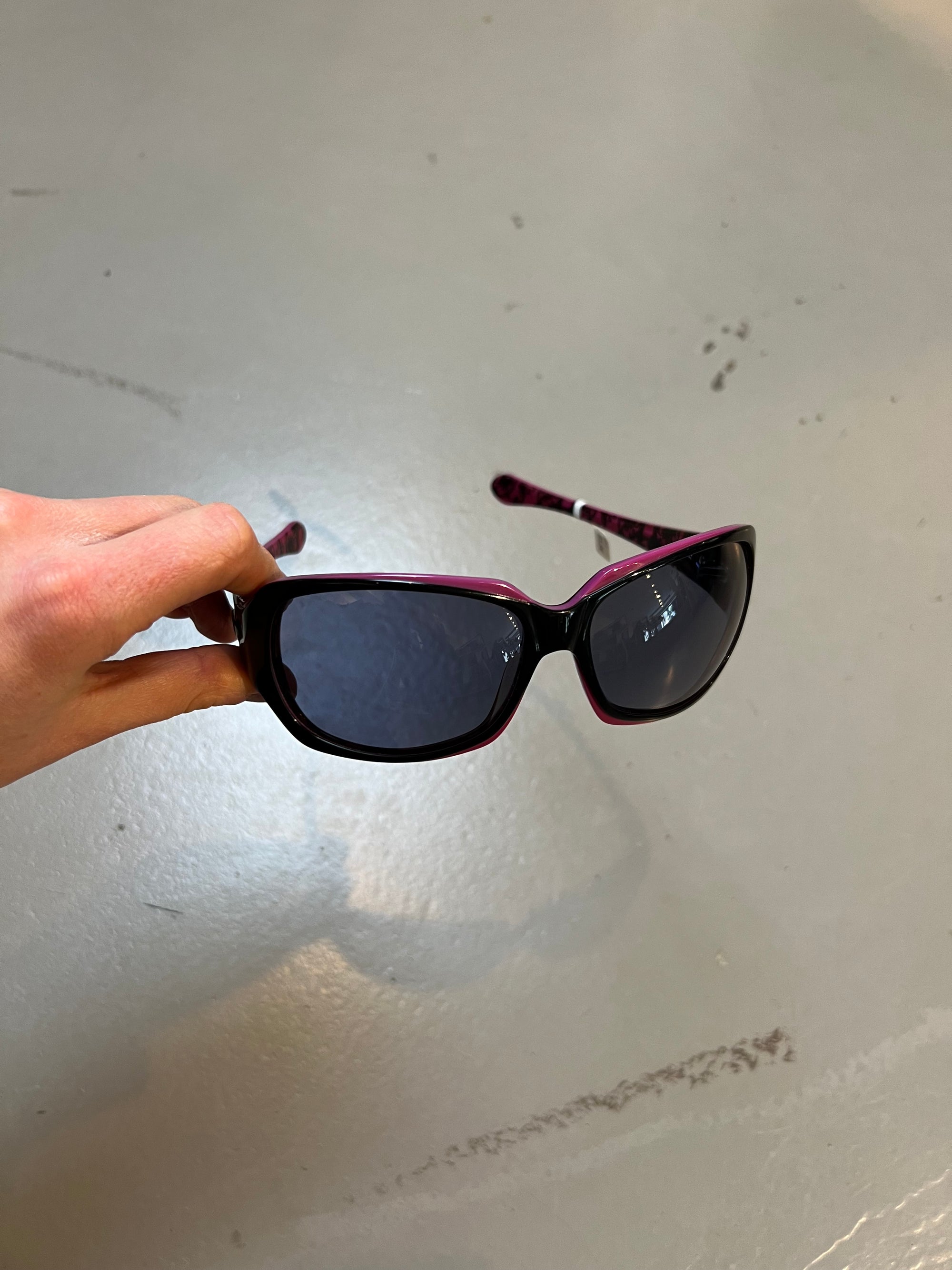 Trage bild der Oakley Sunglasses Black Pink von der vorne