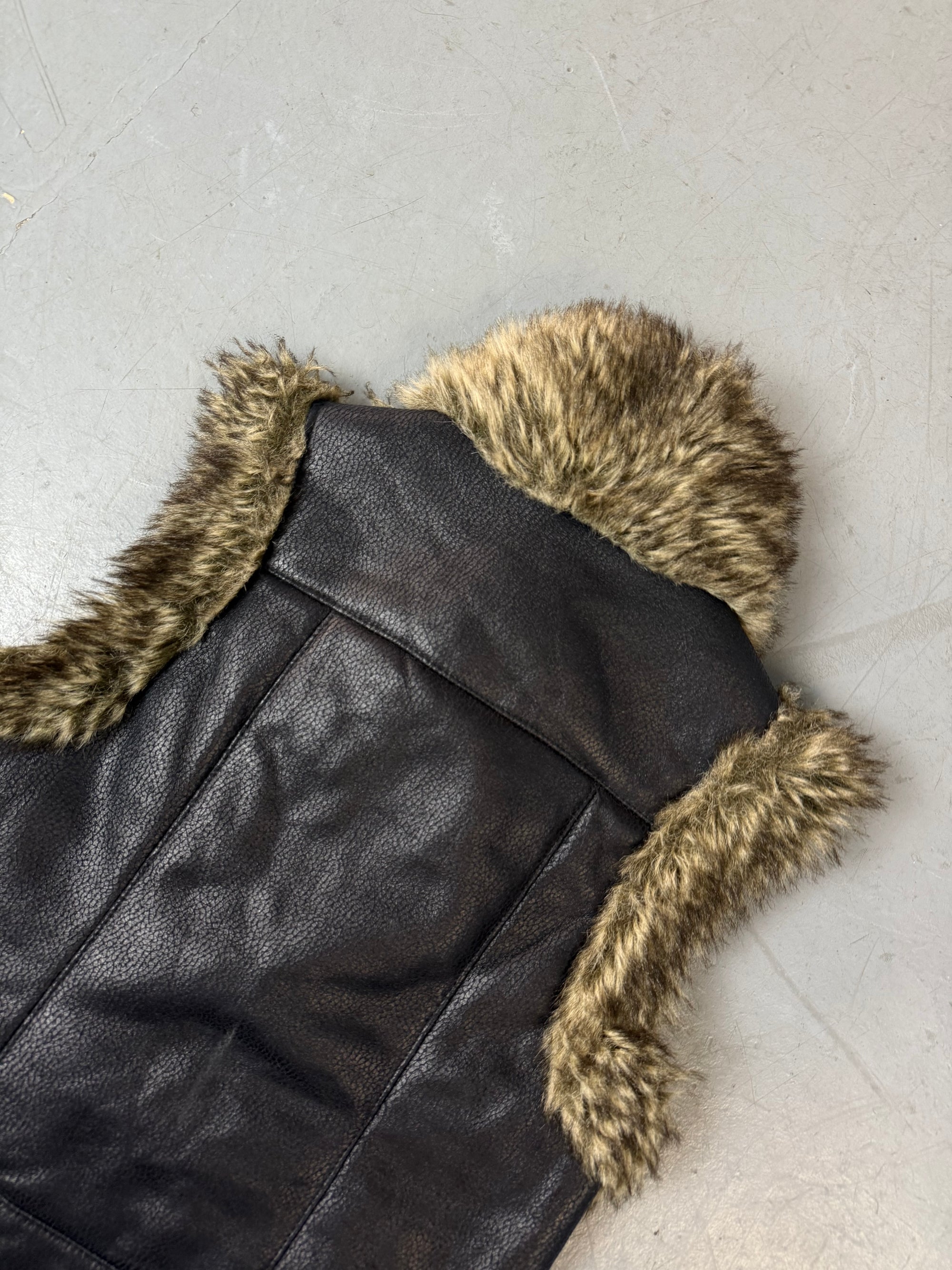Eine schwarze y2k faux Leder Weste mit faux fur 