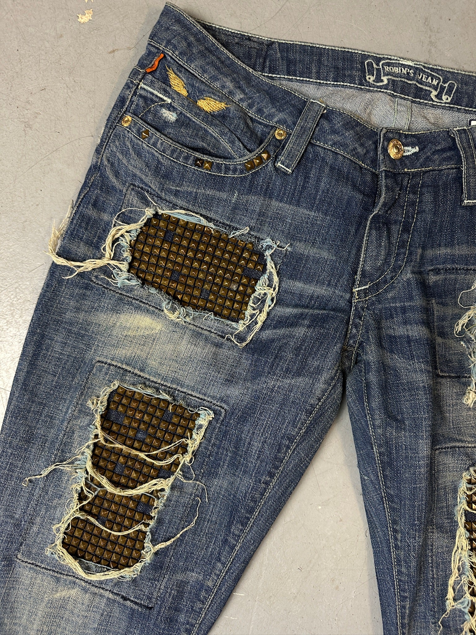 Detailbild von Vintage Robin‘s Jean Crazy Gold Studded Skinny Jeans von vorne