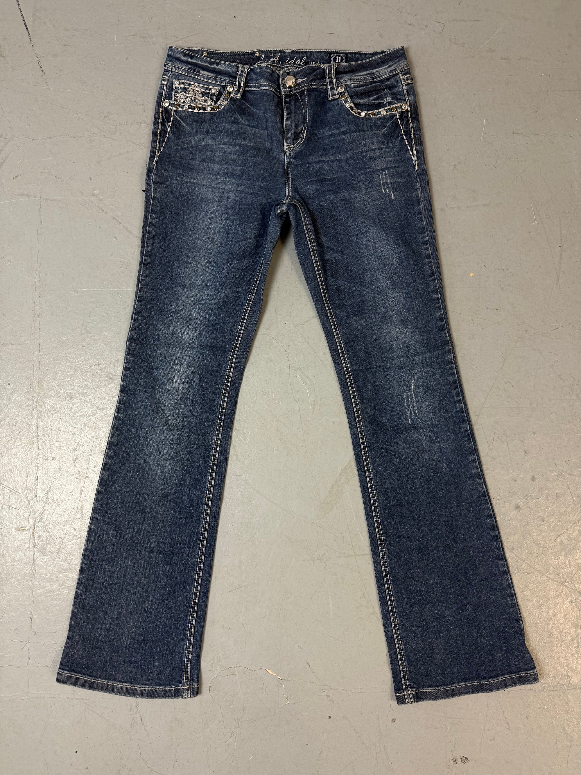 Eine Low Waist dunkelblaue y2k Jeans mit Cross rhinestone Patch auf den Backpockets 