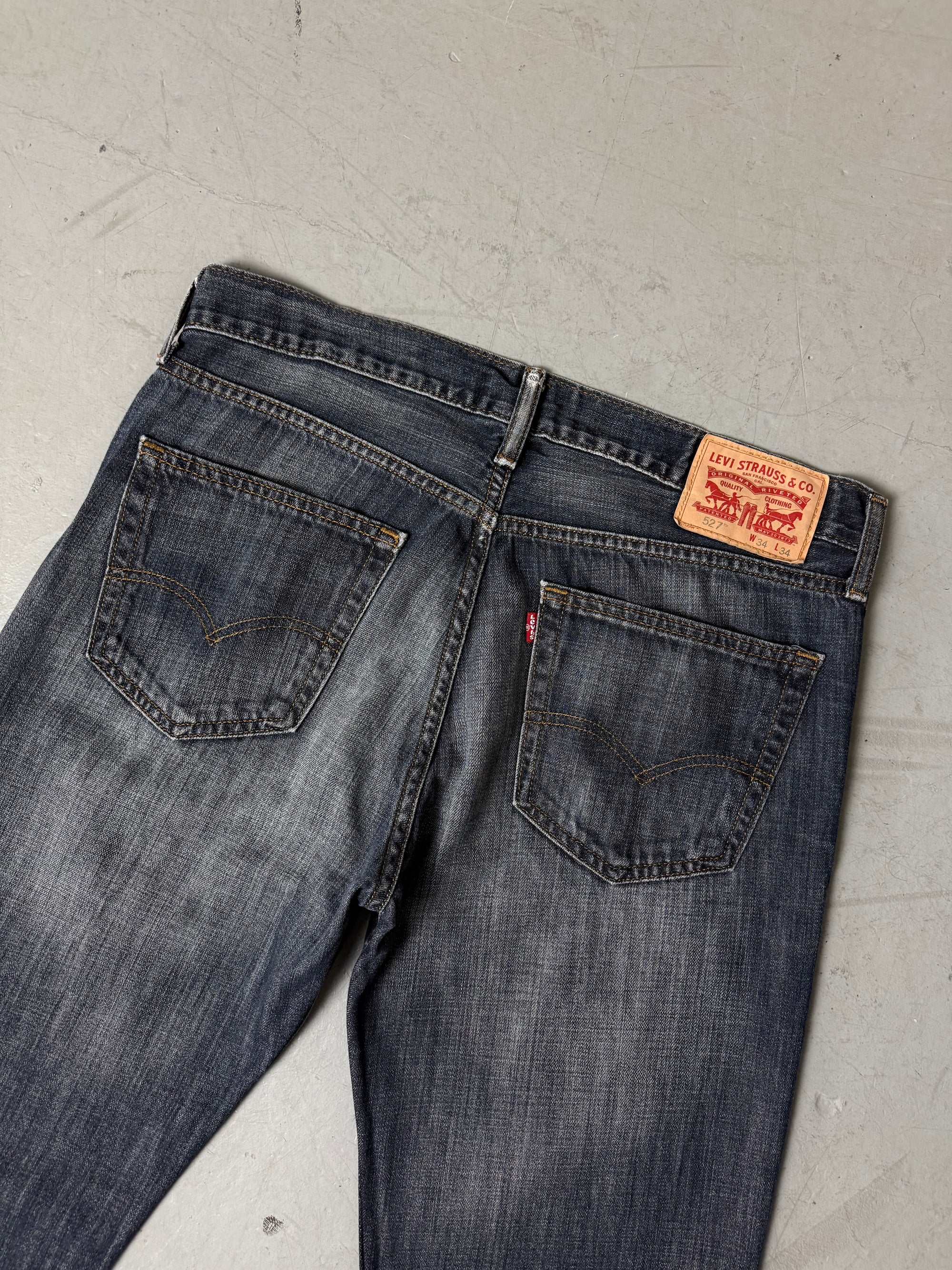 Eine dunkelblaue bootcut Jeans von Levi’s 