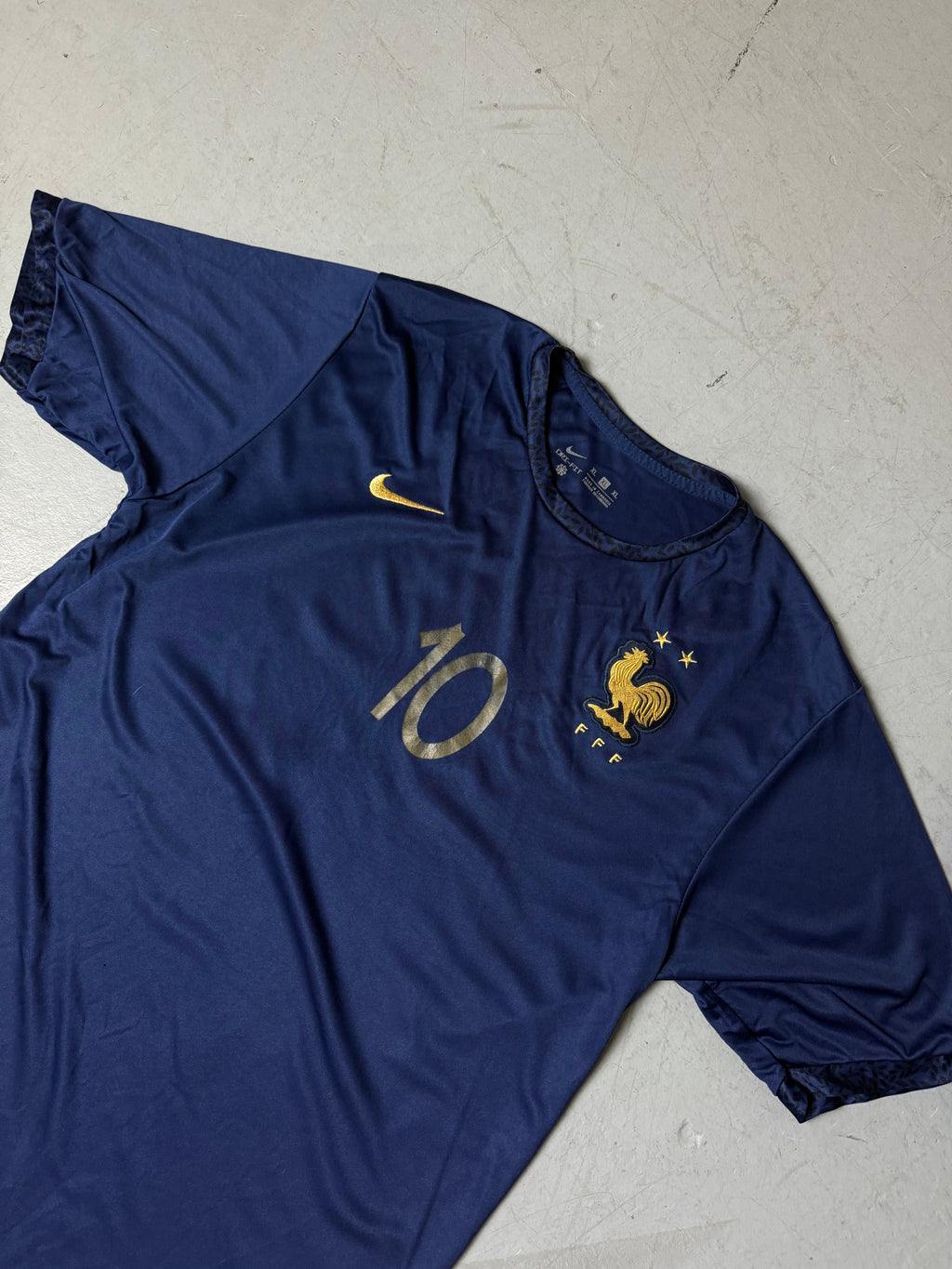 Ein blaues Nike Frankreich Fußball Trikot von Frankreich mit Mbappe auf dem Rücken 