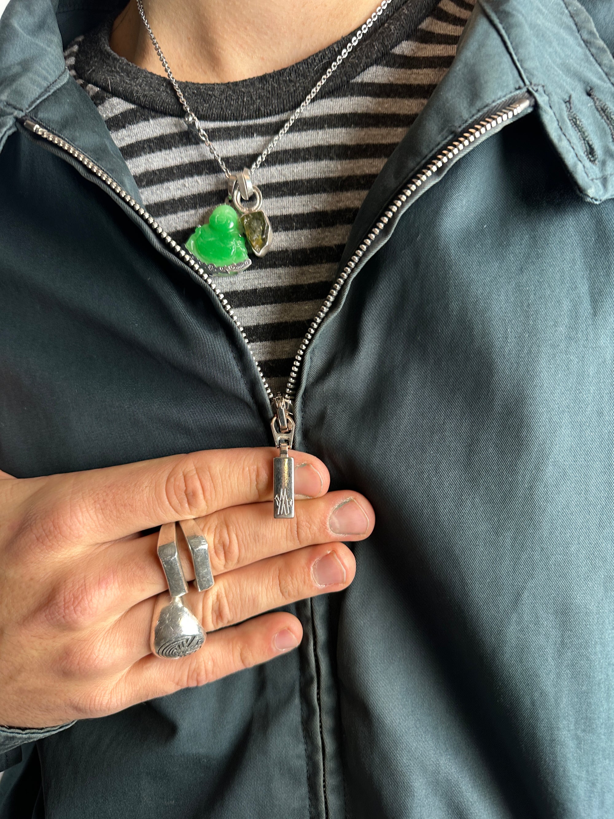 Tragebild von einer Vintage Moncler Black/Dark Green Jacket von Monclear Logo auf Zipper