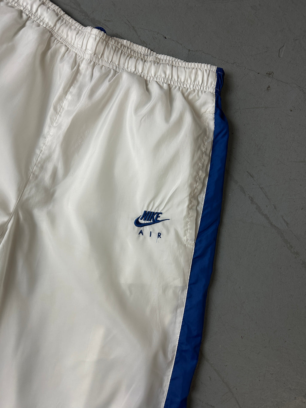 Detailbild von Vintage Nike White/Blue Trackpants von vorne