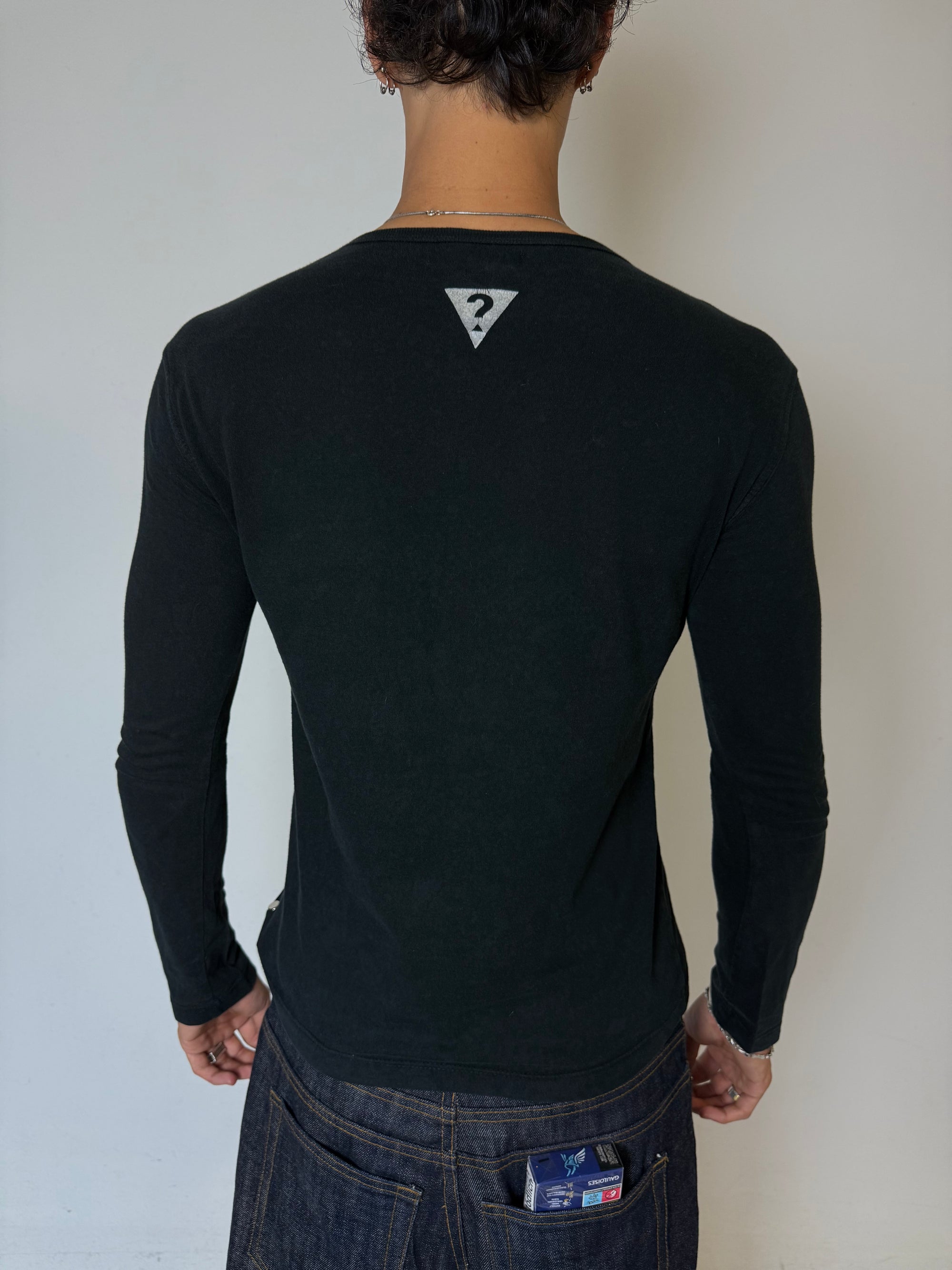 Ein schwarzes slim fit Longsleeve von guess mit guess Schriftzug auf der Brust