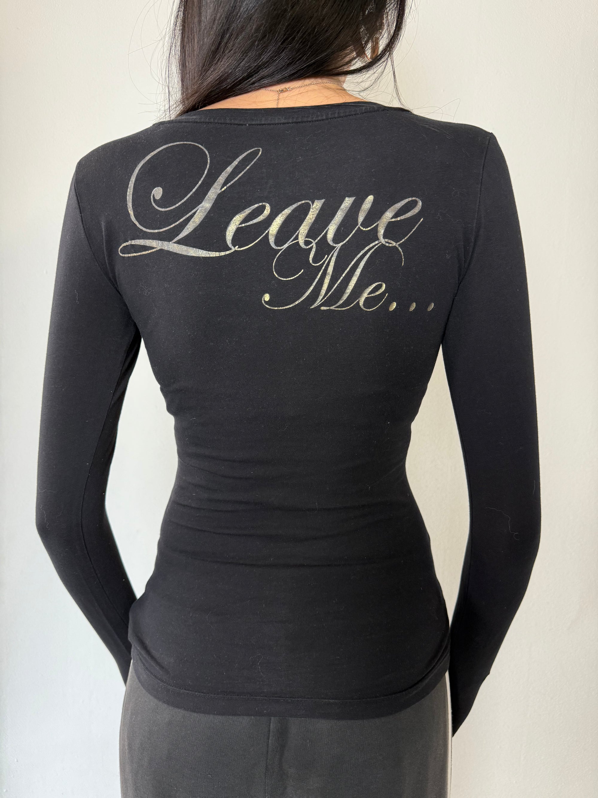 Ein schwarzes Longsleeve von Guess mit goldenem Schriftzug auf der Vorderseite und Rückseite Slim Fit