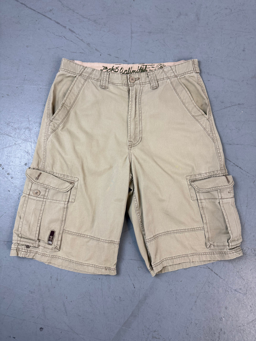Vintage Ecko Unltd. Beige Cargo Shorts für Männer. Secondhand Y2K 2000s Fashion