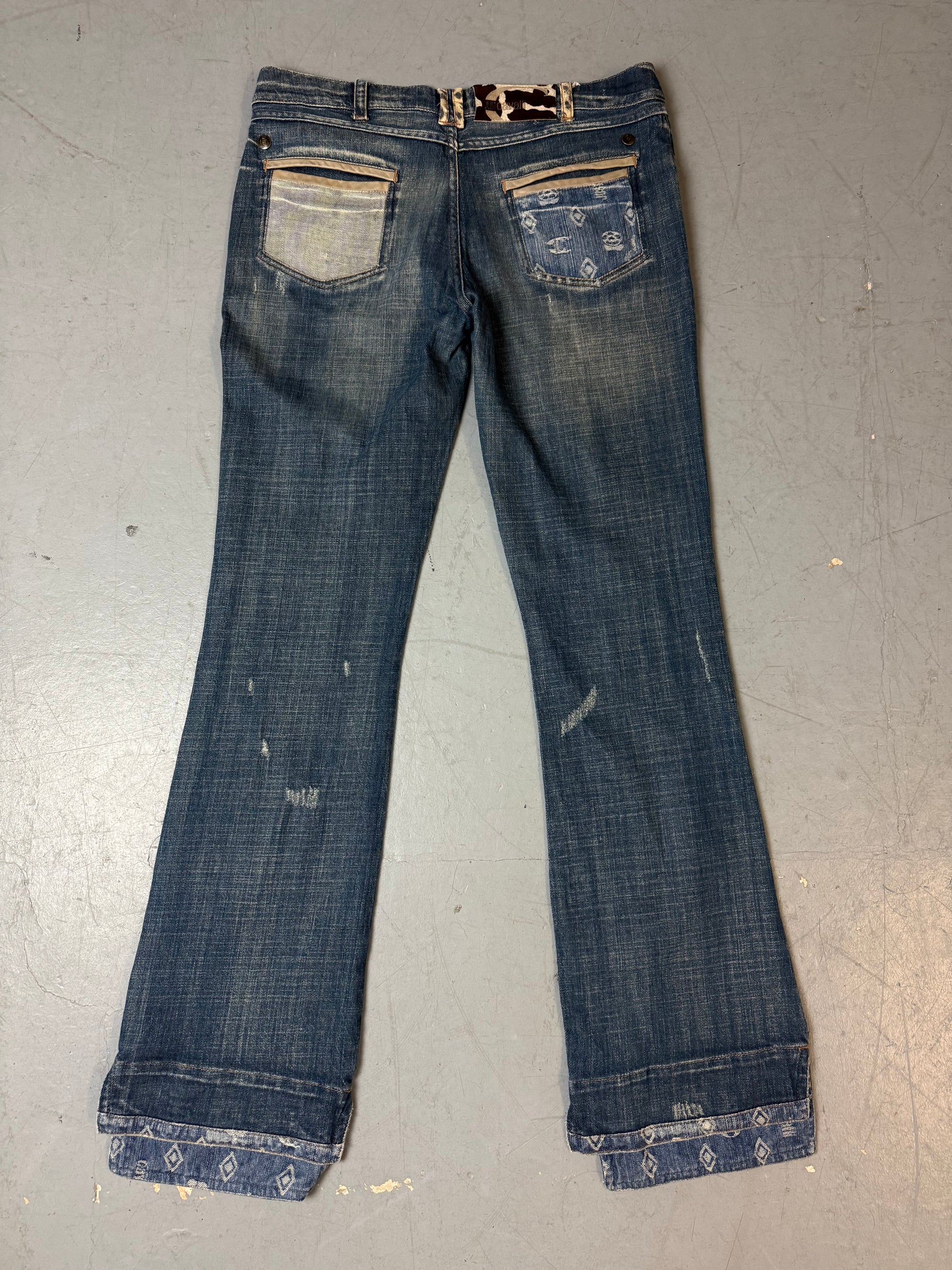 Low waist Cavalli jeans straight leg mit blauer Waschung leicht ripped und kuhfell Details am Bund 