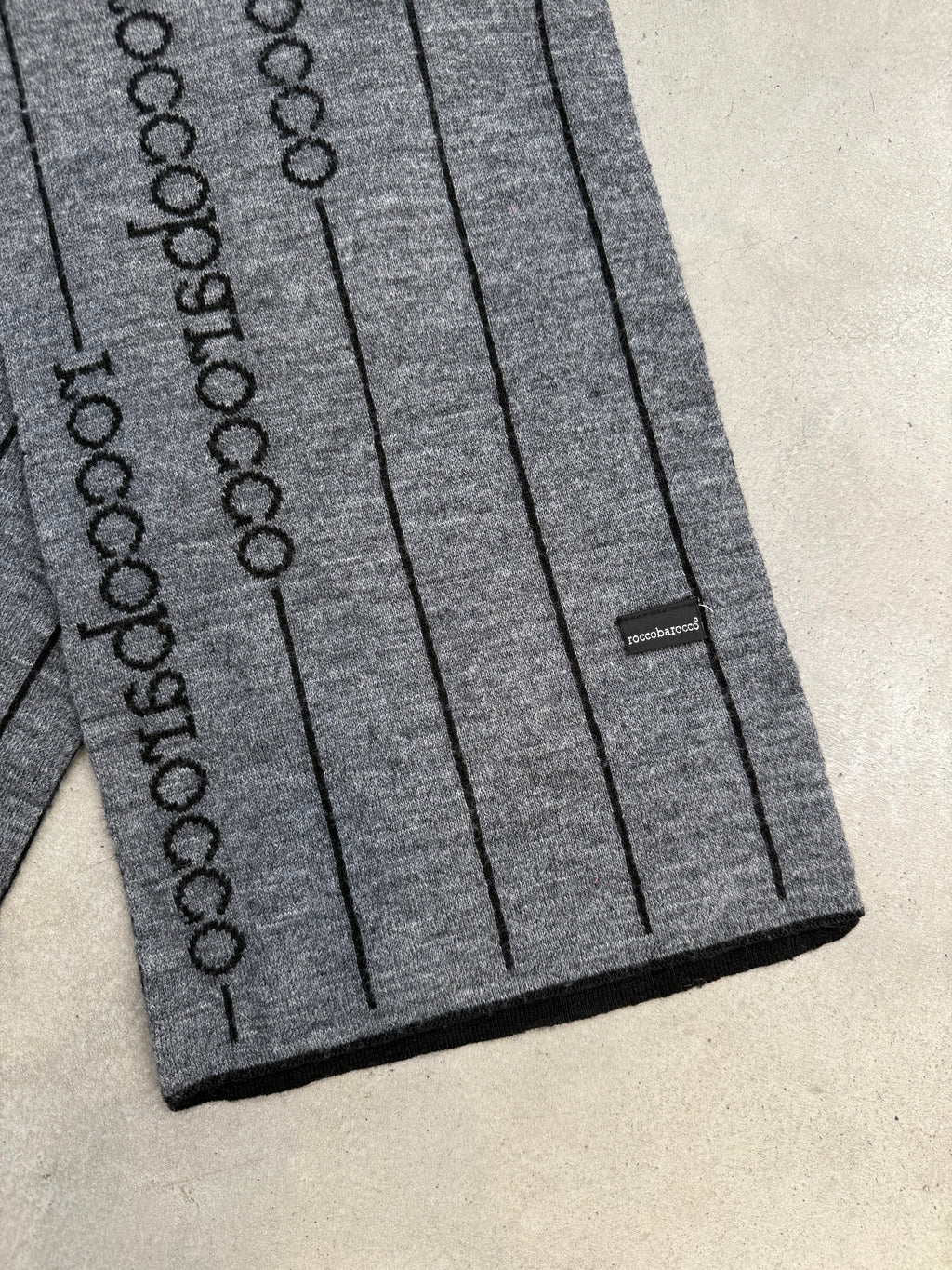 Vintage Roccobarocco Black and Grey Knit Scarf unisex. Y2K Second Hand 2000s Fashion
