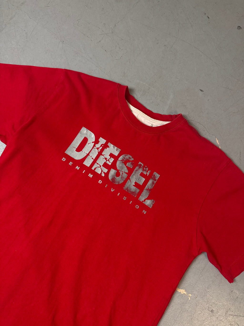 Ein vintage Diesel Shirt in rot mit Silber Diesel Logo auf der Brust 