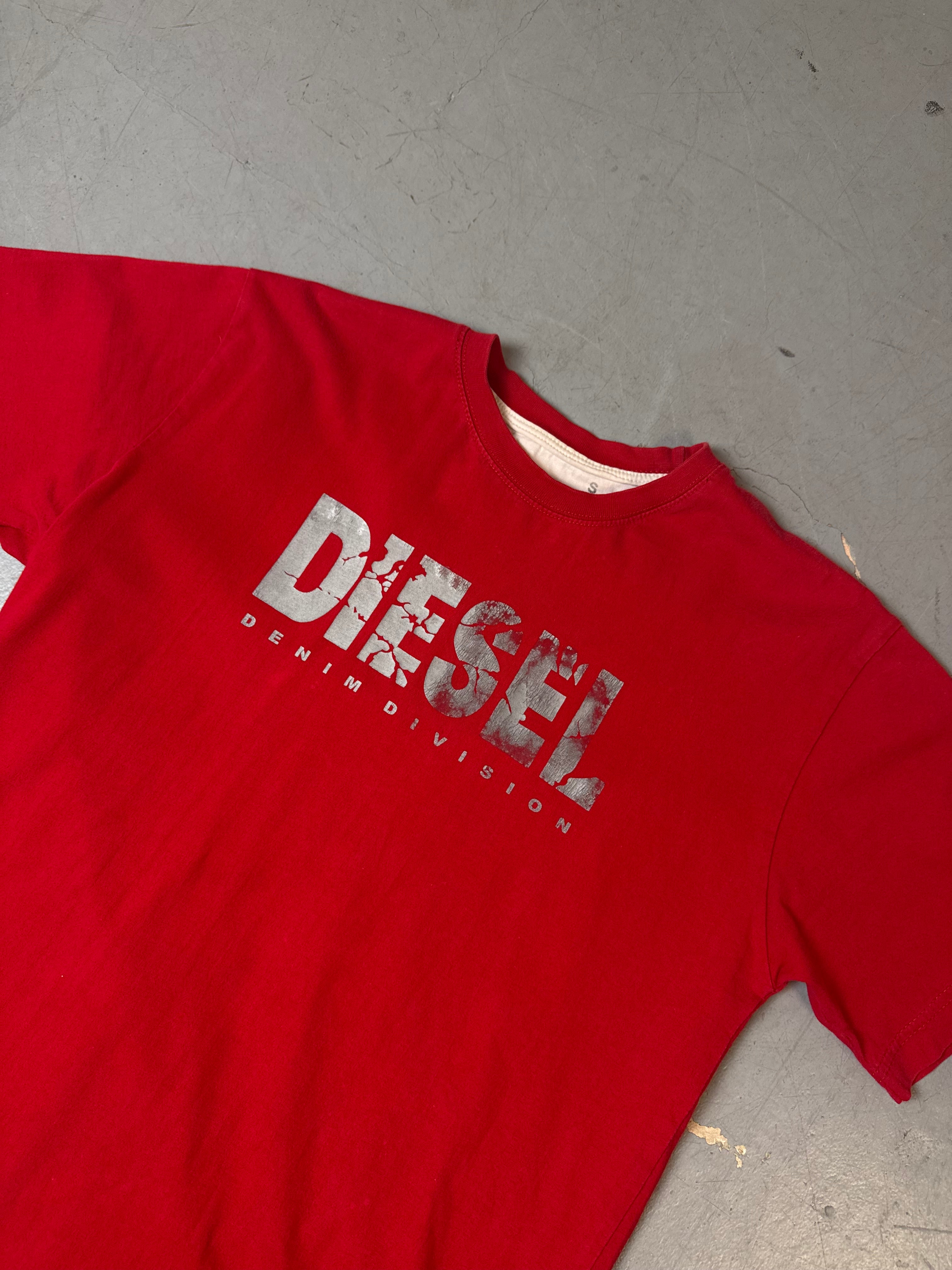 Ein vintage Diesel Shirt in rot mit Silber Diesel Logo auf der Brust 