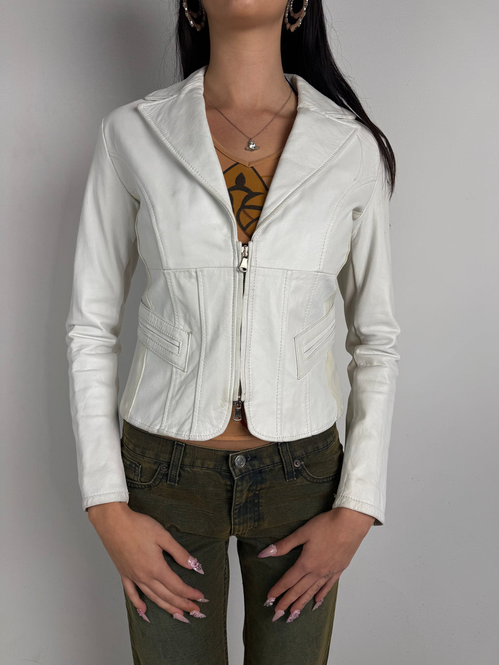 Tragebild von Vintage White Half Zip Italian Leather Jacket von vorne