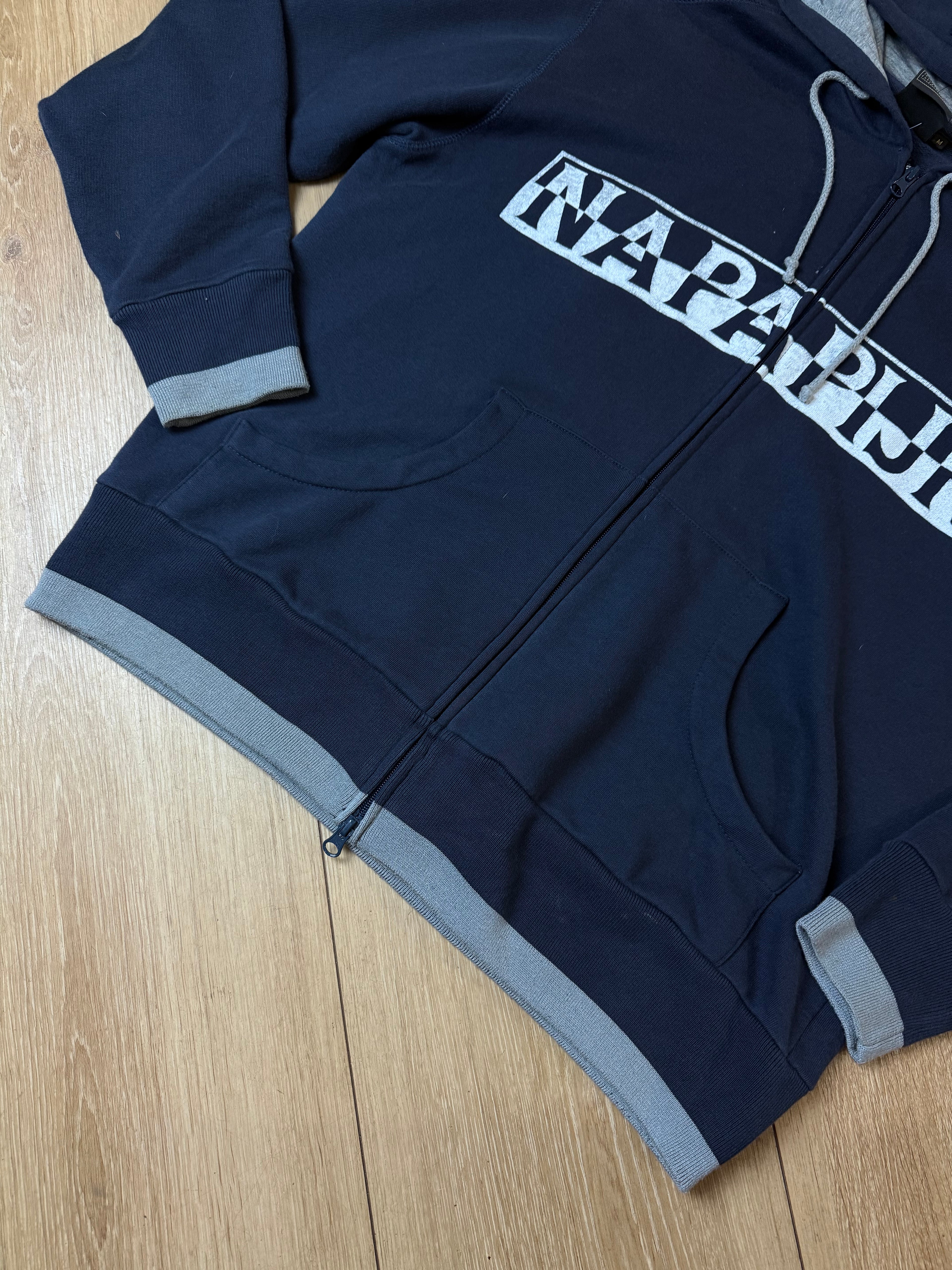 Detailbild von einem Vintage Napapijri Dark Blue Zip Up Sweater von vorne