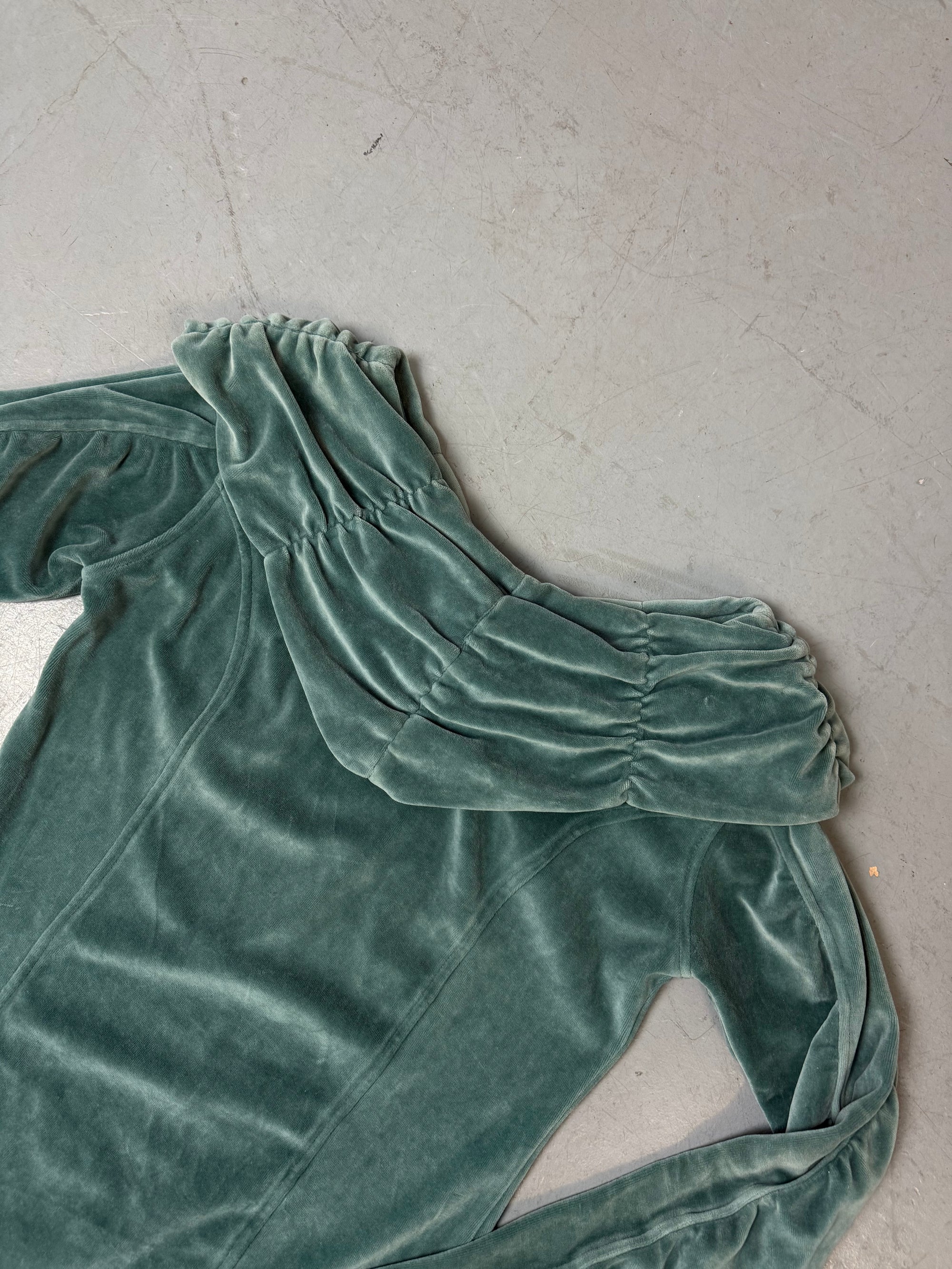 Ein türkisfarbener Sweater in samt in Größe L