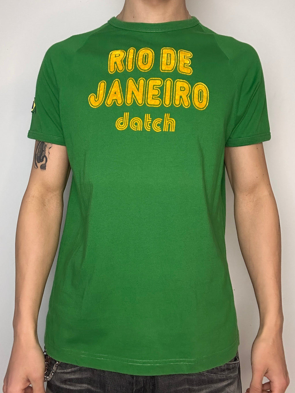 Vintage Datch Rio De Janeiro T-Shirt für Herren. Y2K Second Hand 2000s Fashion 
