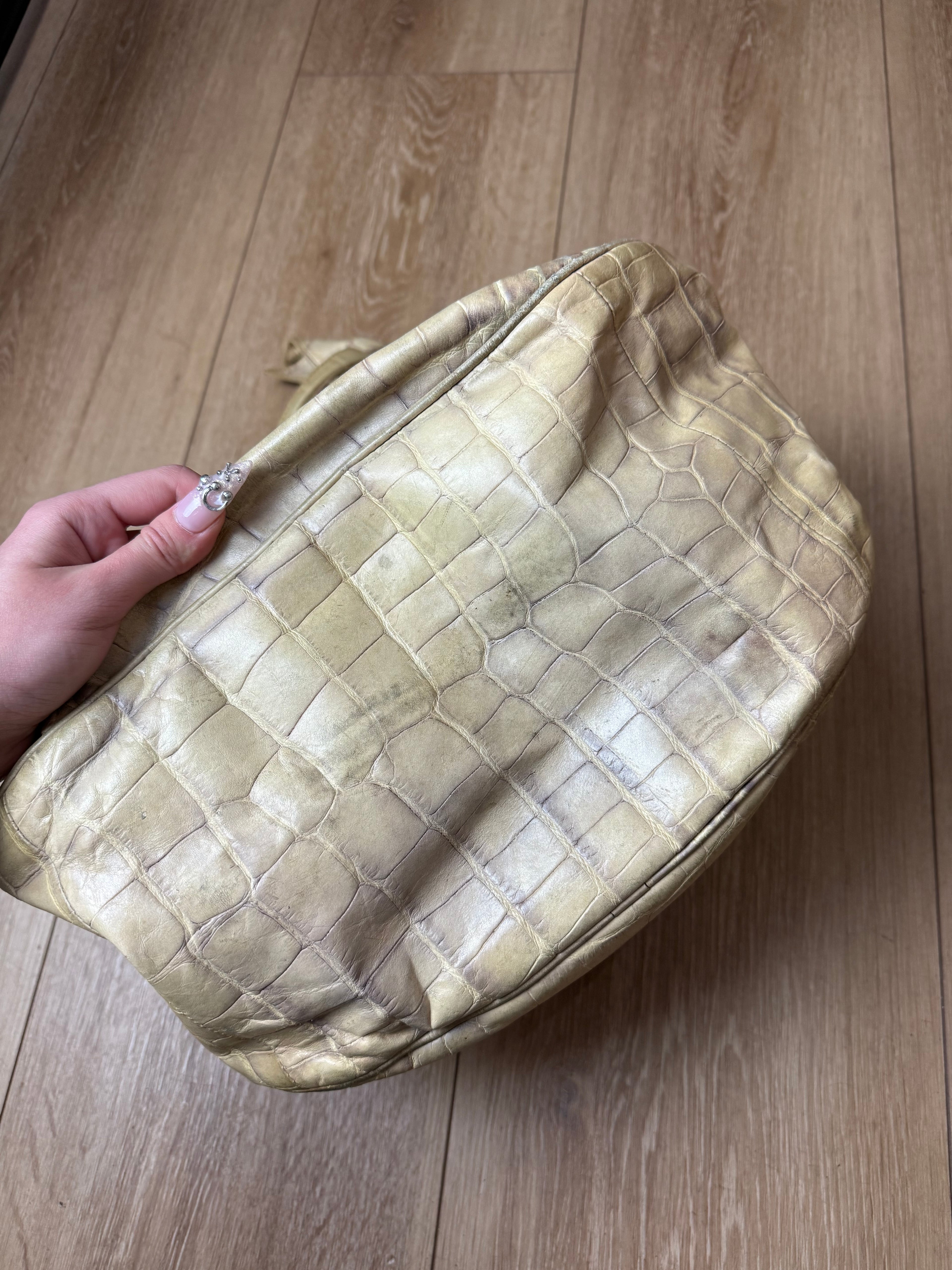 Detailbild von einer Vintage Borbonese Crocodile Leather Optic Bag von unten