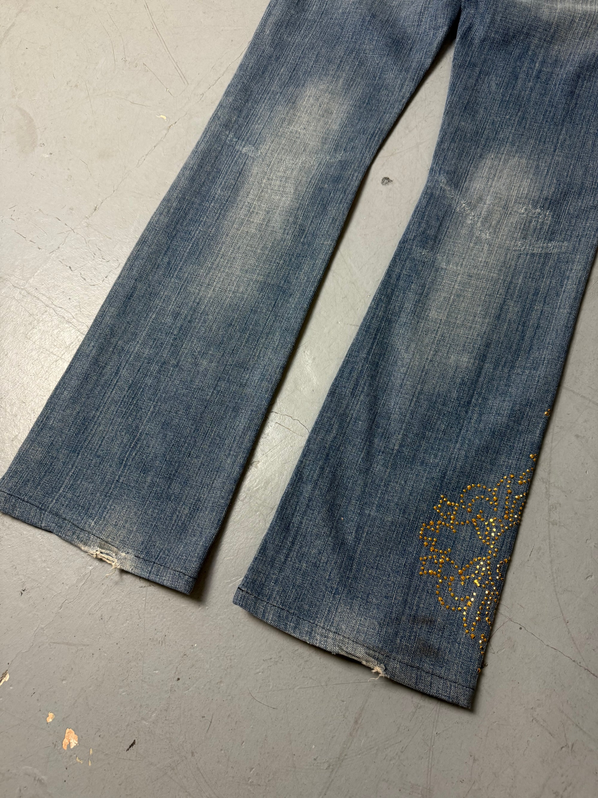 Eine low waist blue washed Versace Jeans im Bootcut Schnitt mit goldenen rhinestones um den Bund und am Bein 
