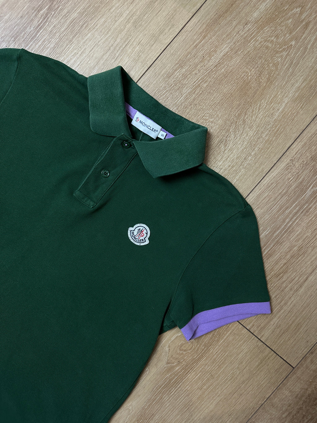 Ein dunkelgrünes Polo mit lila Details von Moncler in XS 