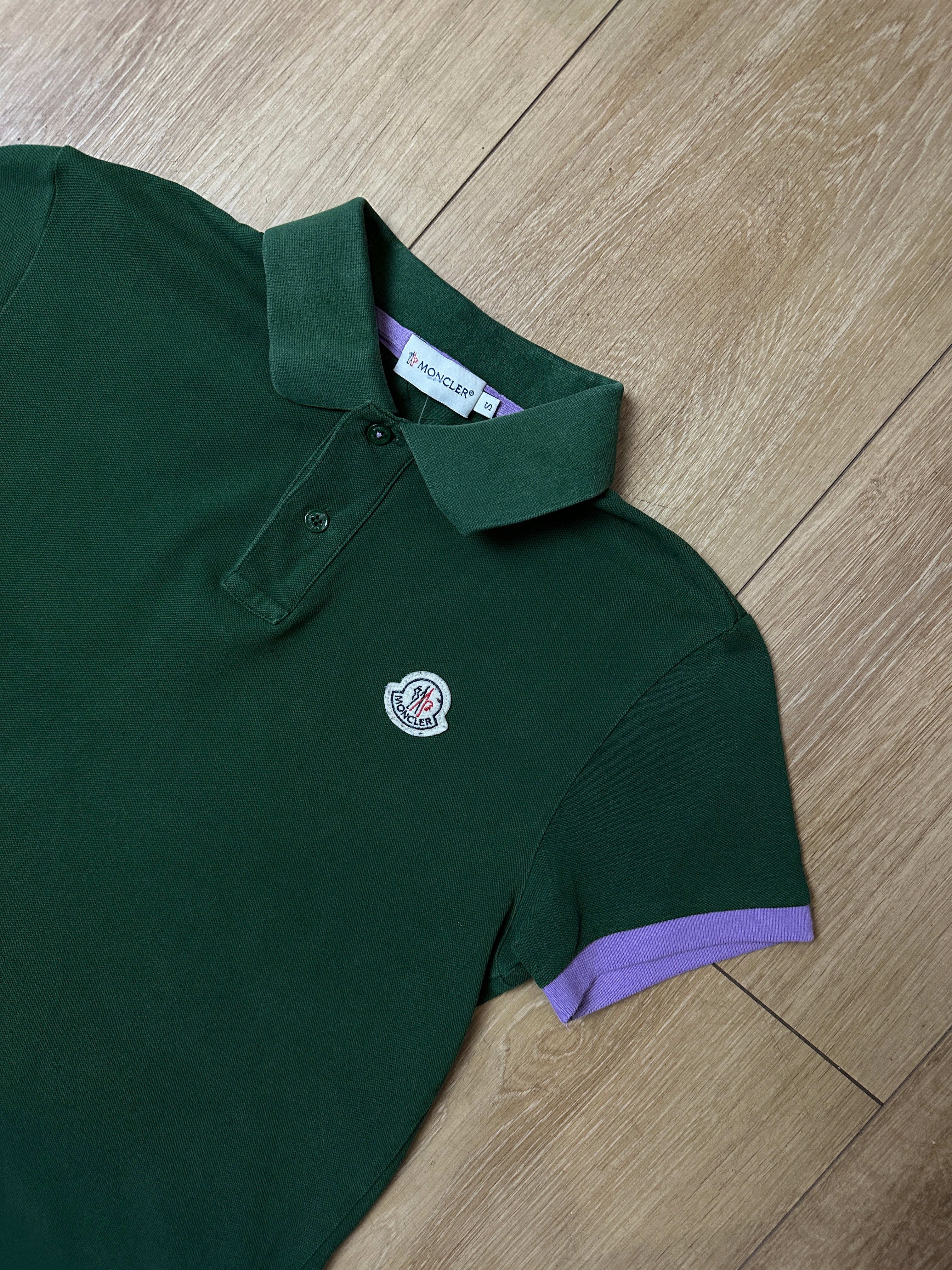 Ein dunkelgrünes Polo mit lila Details von Moncler in XS 