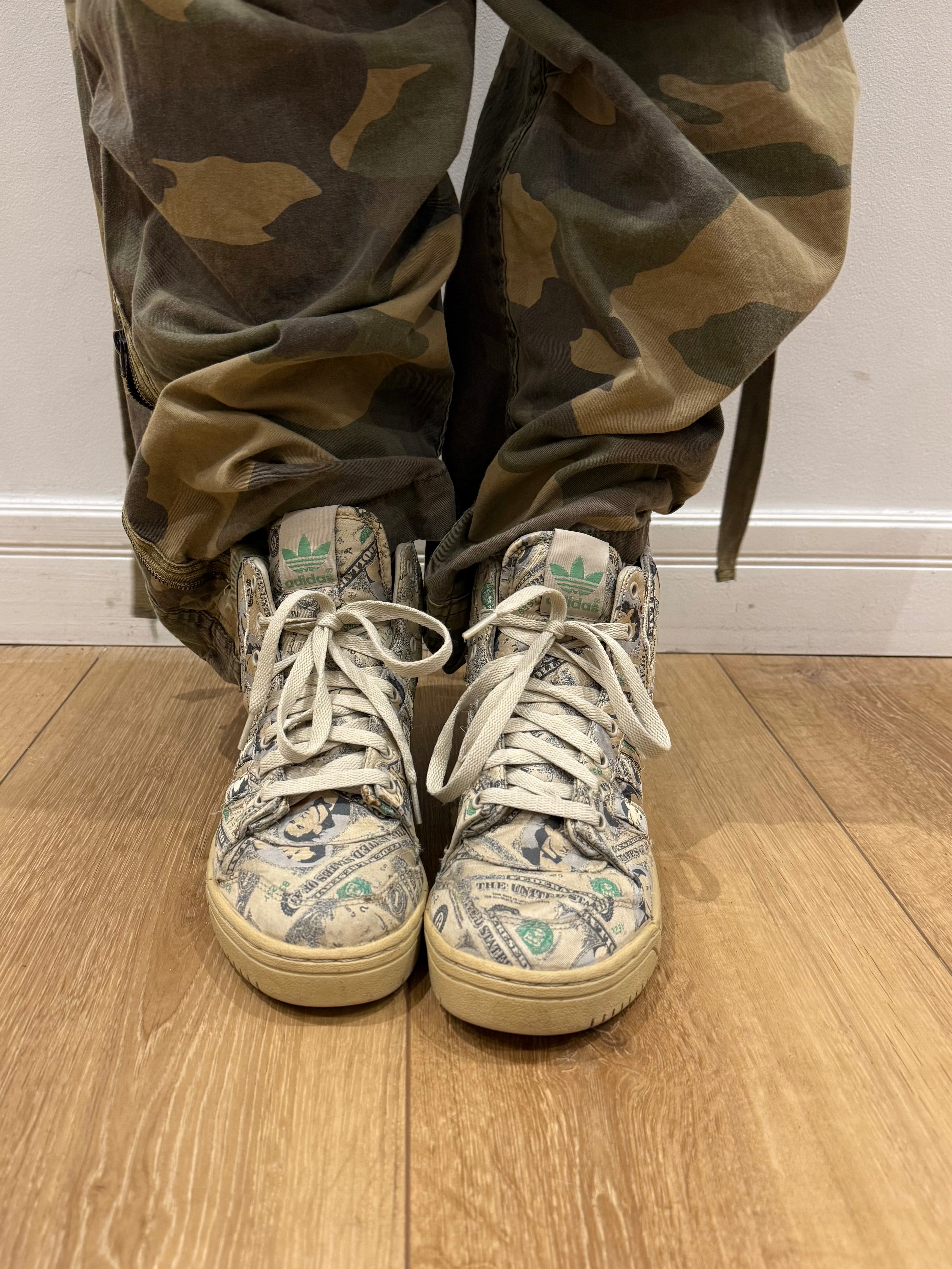 Tragebild von Vintage Jeremy Scott x Adidas Forum Wings 1.0 Money Sneaker von vorne