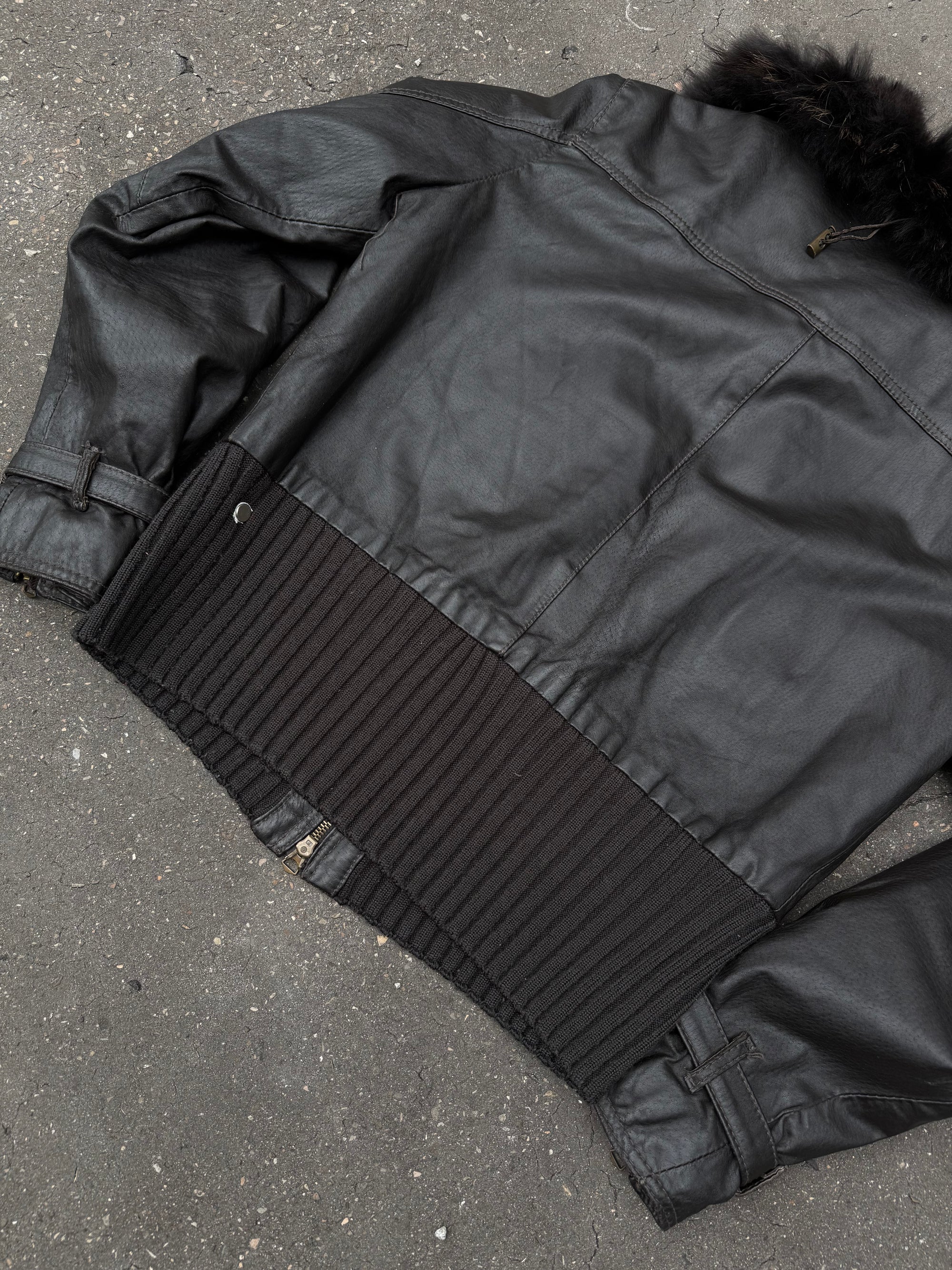 Eine schwarz braune echtleder Jacke mit faux fur Kragen in braun