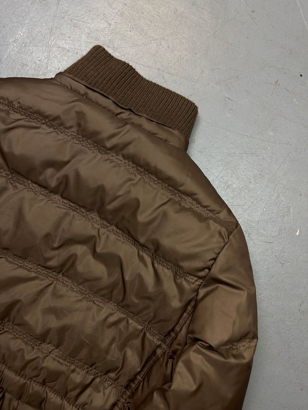Vintage Brown Super Cropped Puffer Jacket für Damen. Y2K Second Hand 2000s Fashion