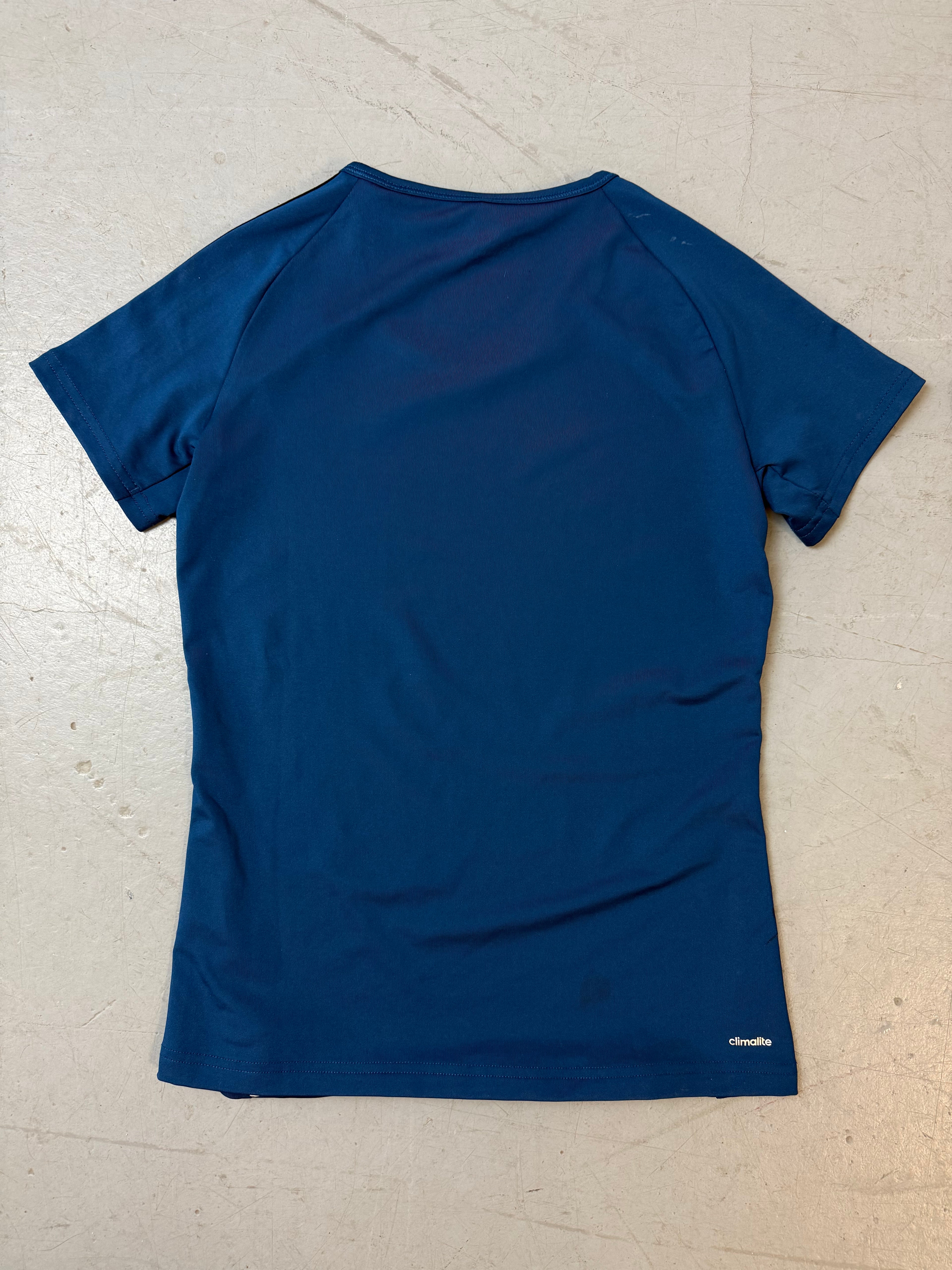 Vintage Adidas Dark Blue Slim Fit T-Shirt für Damen. Y2K Second Hand 2000s Fashion