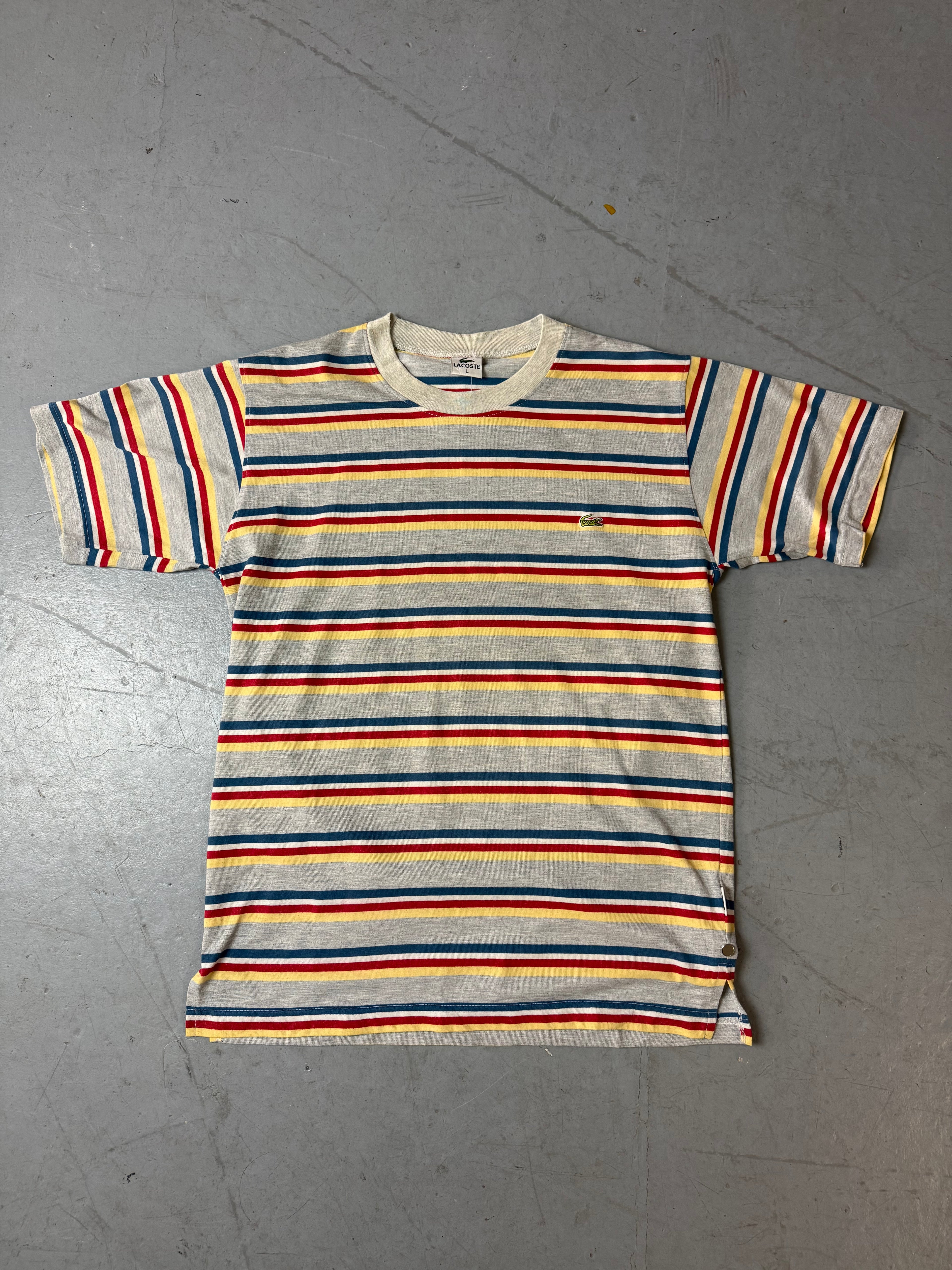 Ein bunt gestreiftes Tshirt von Lacoste mit Logo auf der Brust 