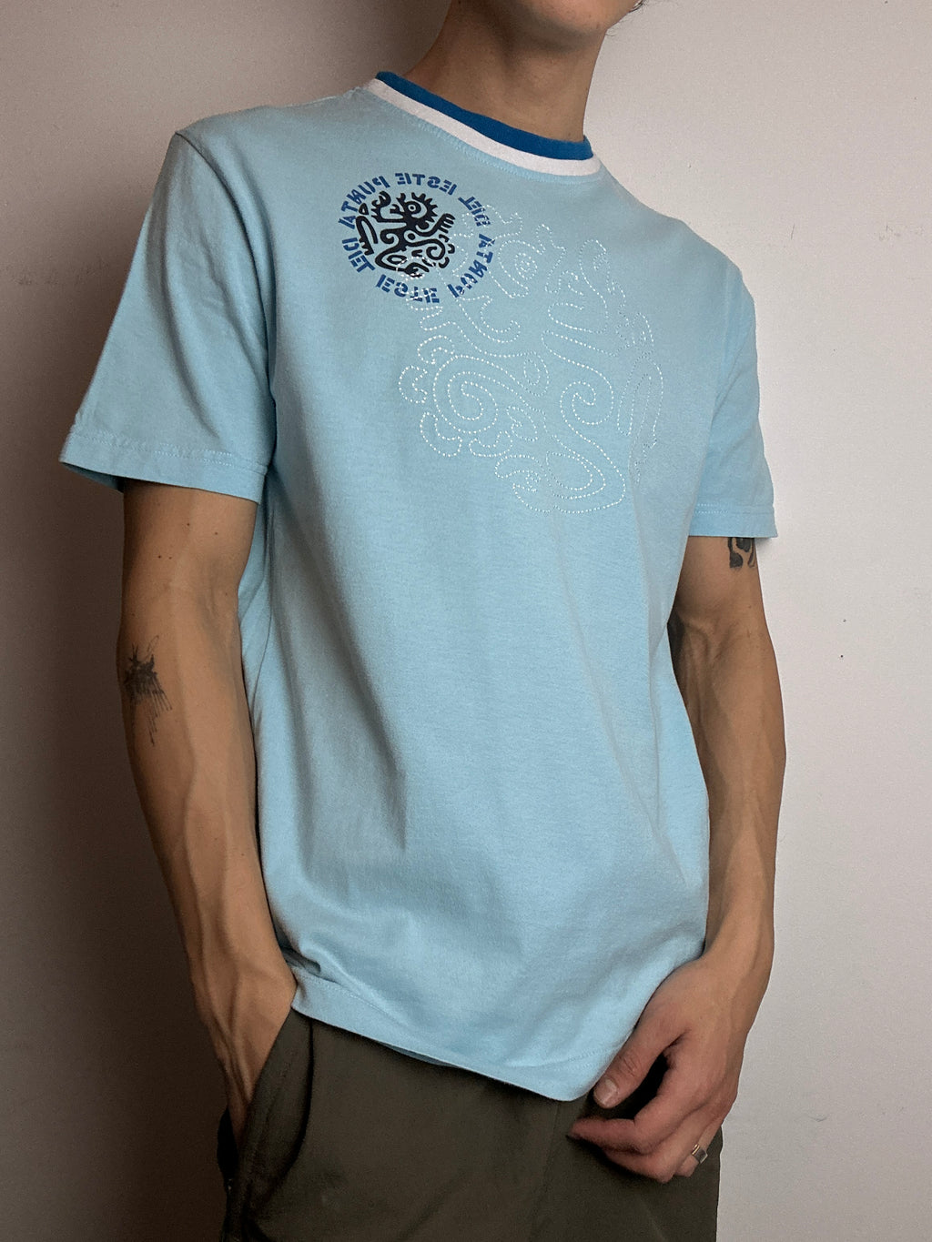 Tragebild von einem Vintage Blue Asics Graphic Tee von vorne