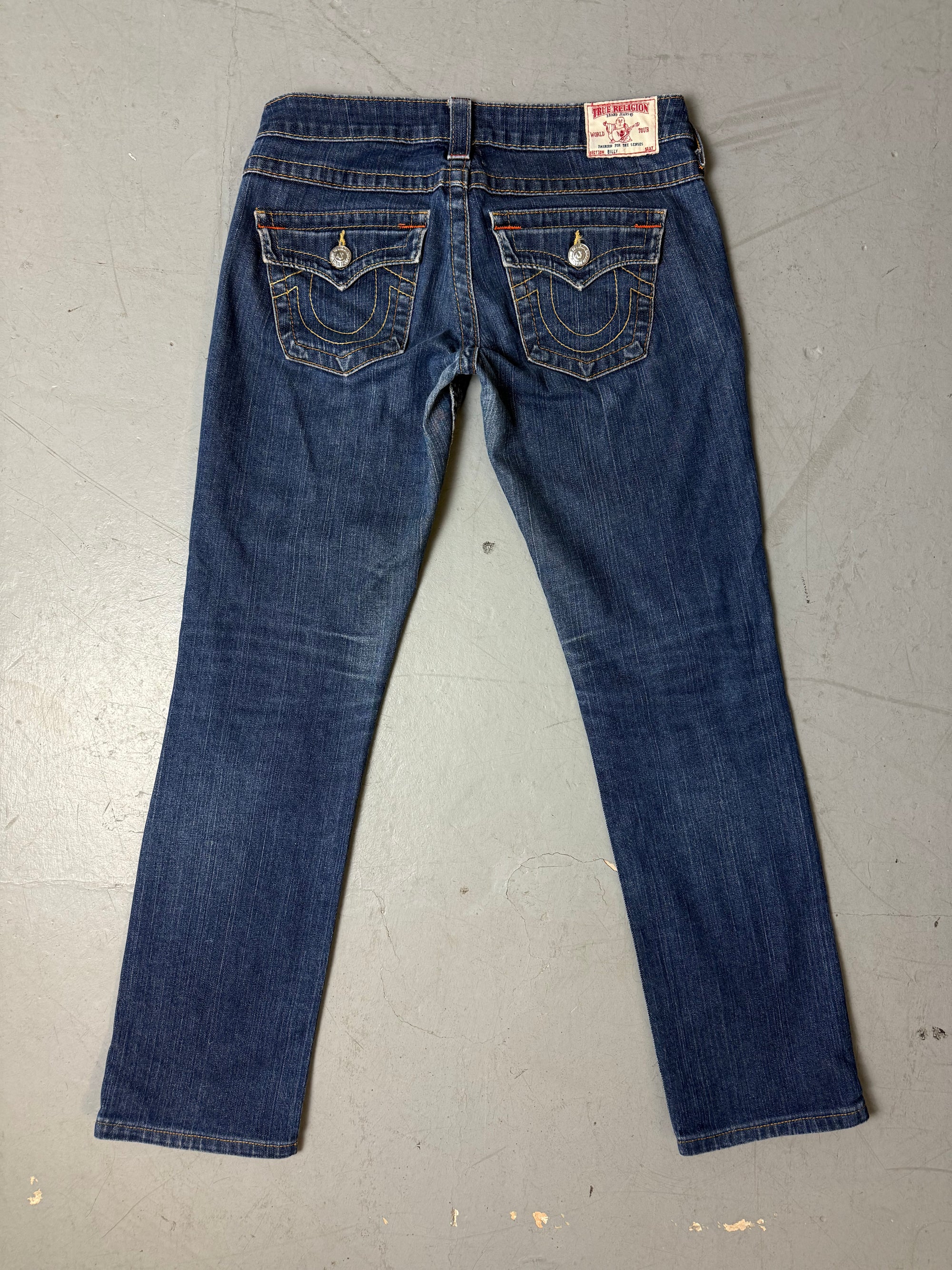 Eine dunkelblaue Straight leg True religion Jeans mit orangen Nähten 