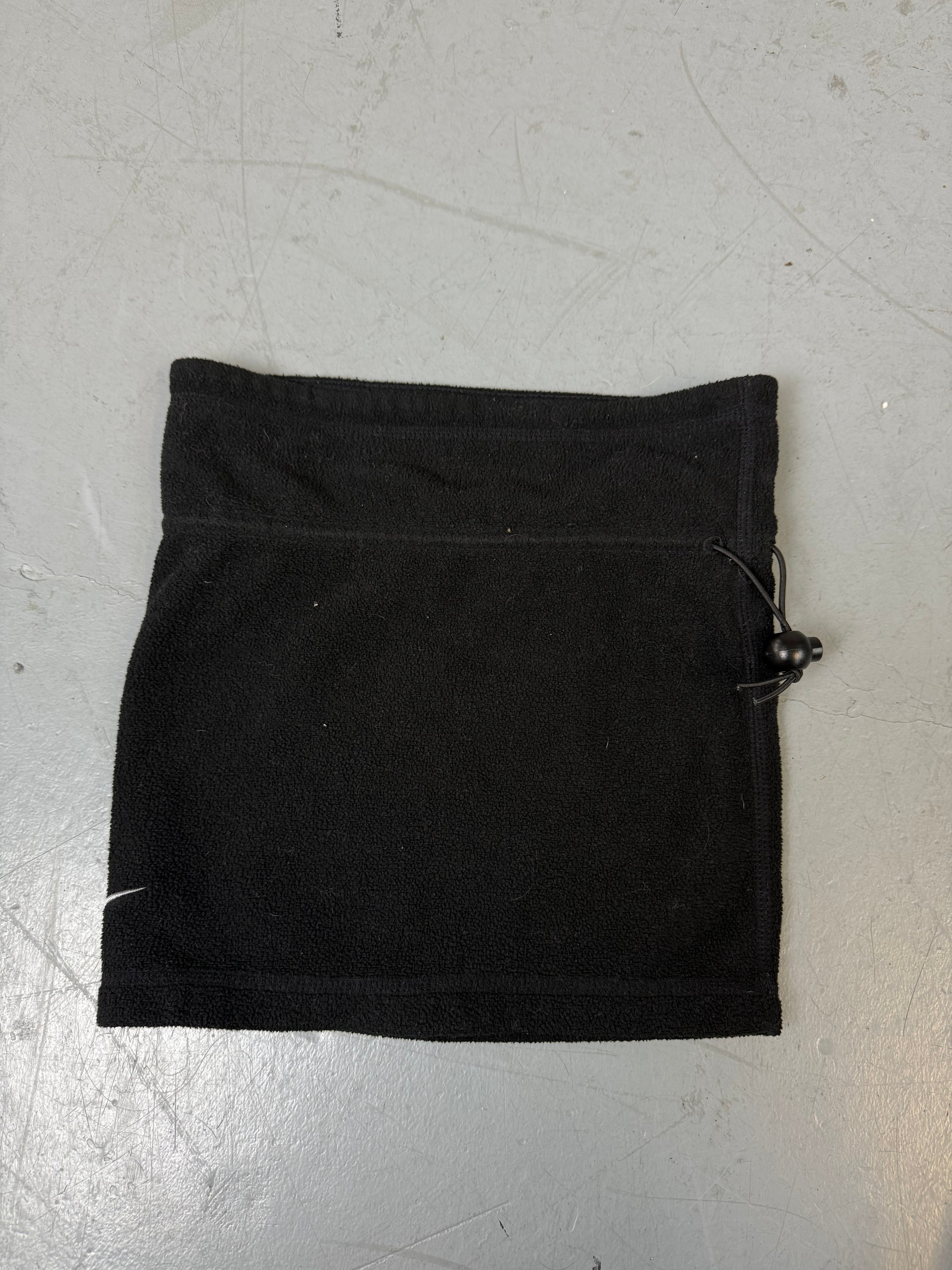 Ein schwarzer kleiner Loop Schal für den Hals von Nike 