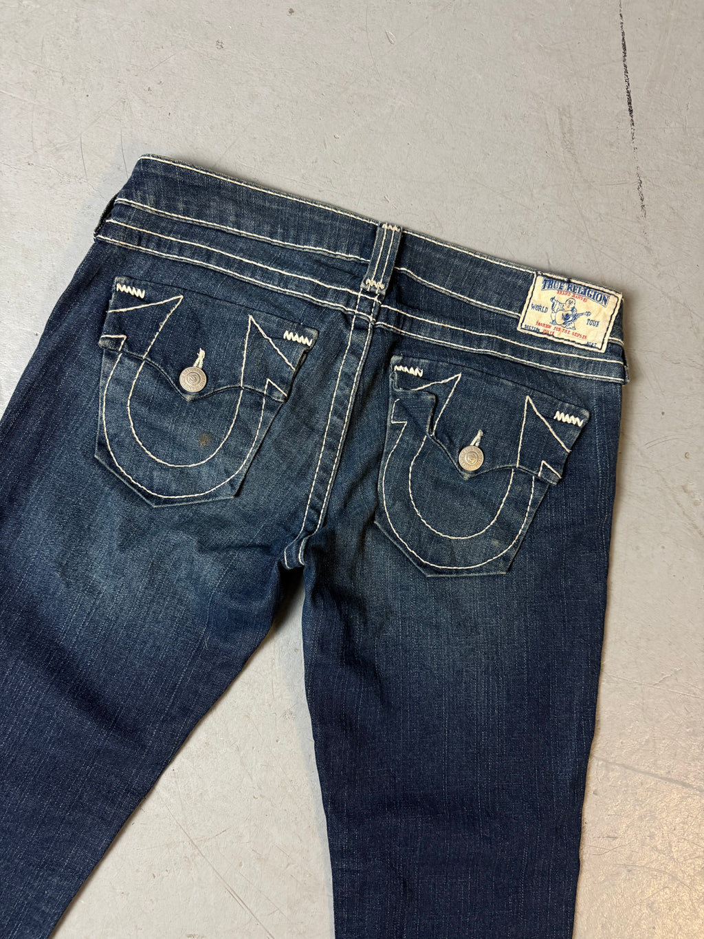 Detailbild von Vintage True Religion Dark Blue Skinny Jeans von hinteren Hosentasche