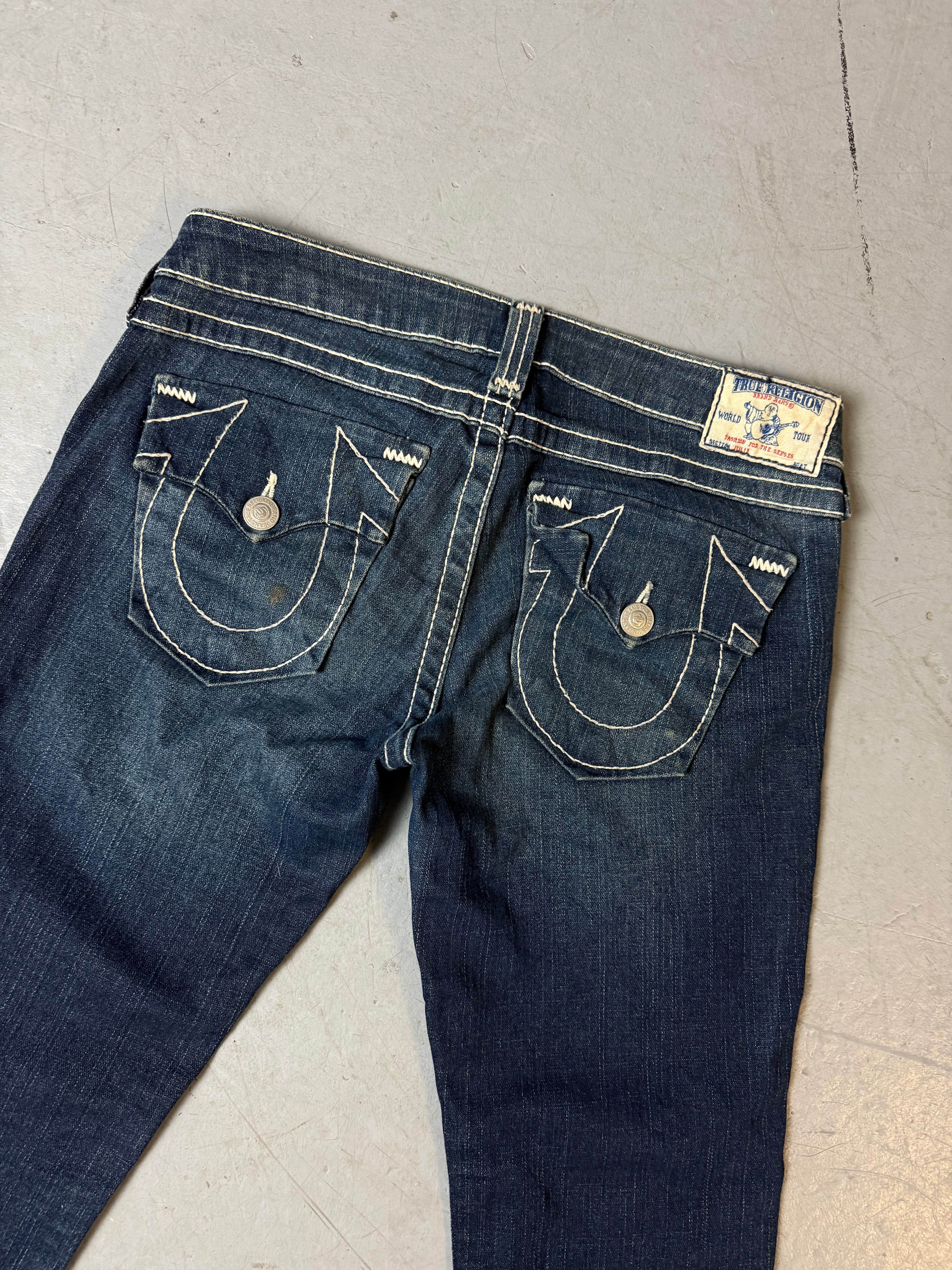 Detailbild von Vintage True Religion Dark Blue Skinny Jeans von hinteren Hosentasche