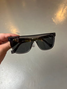 Auf dem Bild ist die Sonnenbrille frontal zu sehen.