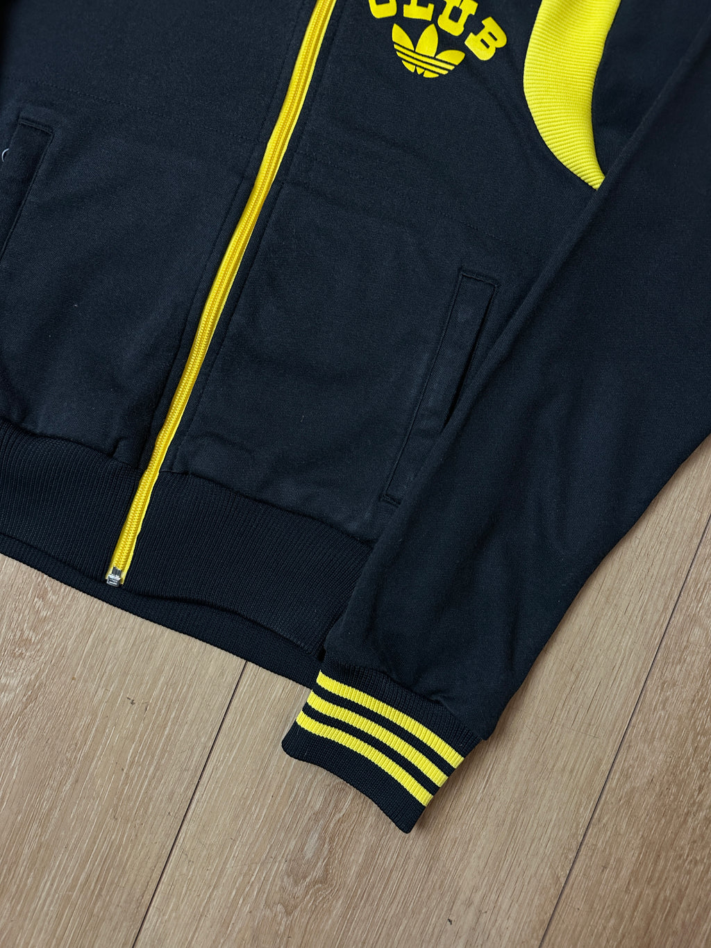 Detailliertes produktbild von Vintage Adidas Black/Yellow Track Jacket XS/S von vorne