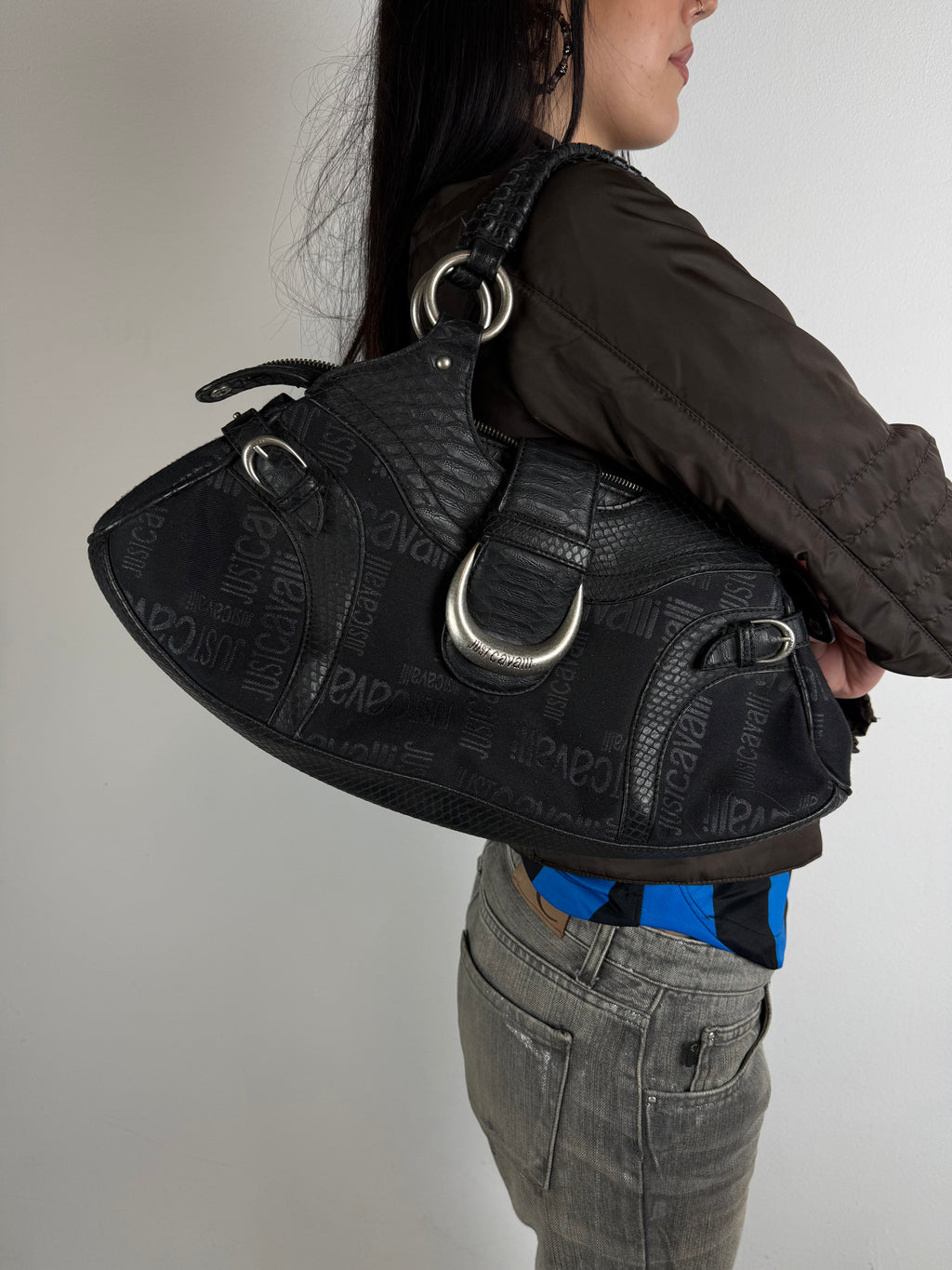 Tragebild von einer Vintage Just Cavalli Y2K Black Shoulder Bag von der Seite