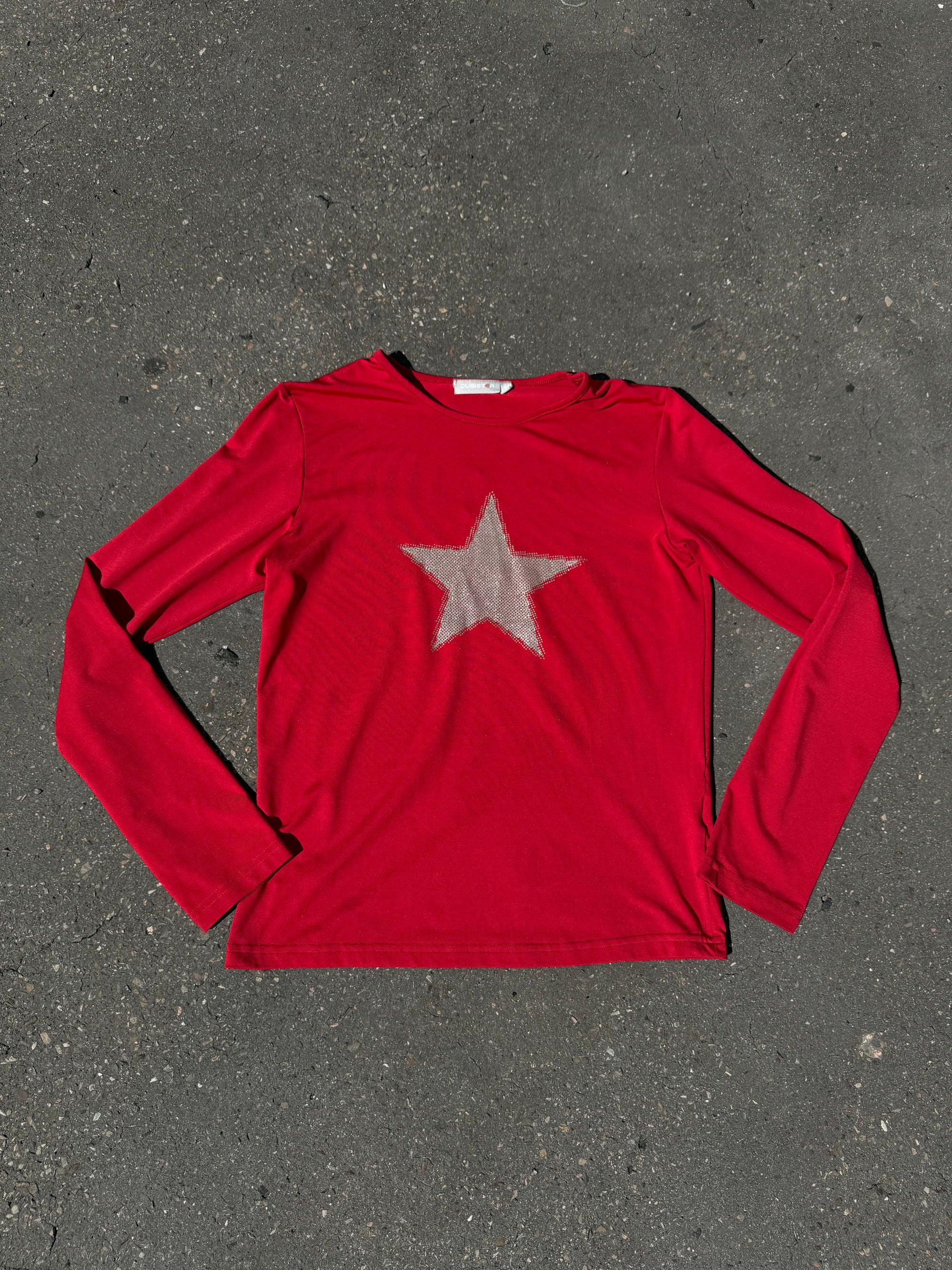 Ein rotes longsleeve mit einem Stern in der Mitte 