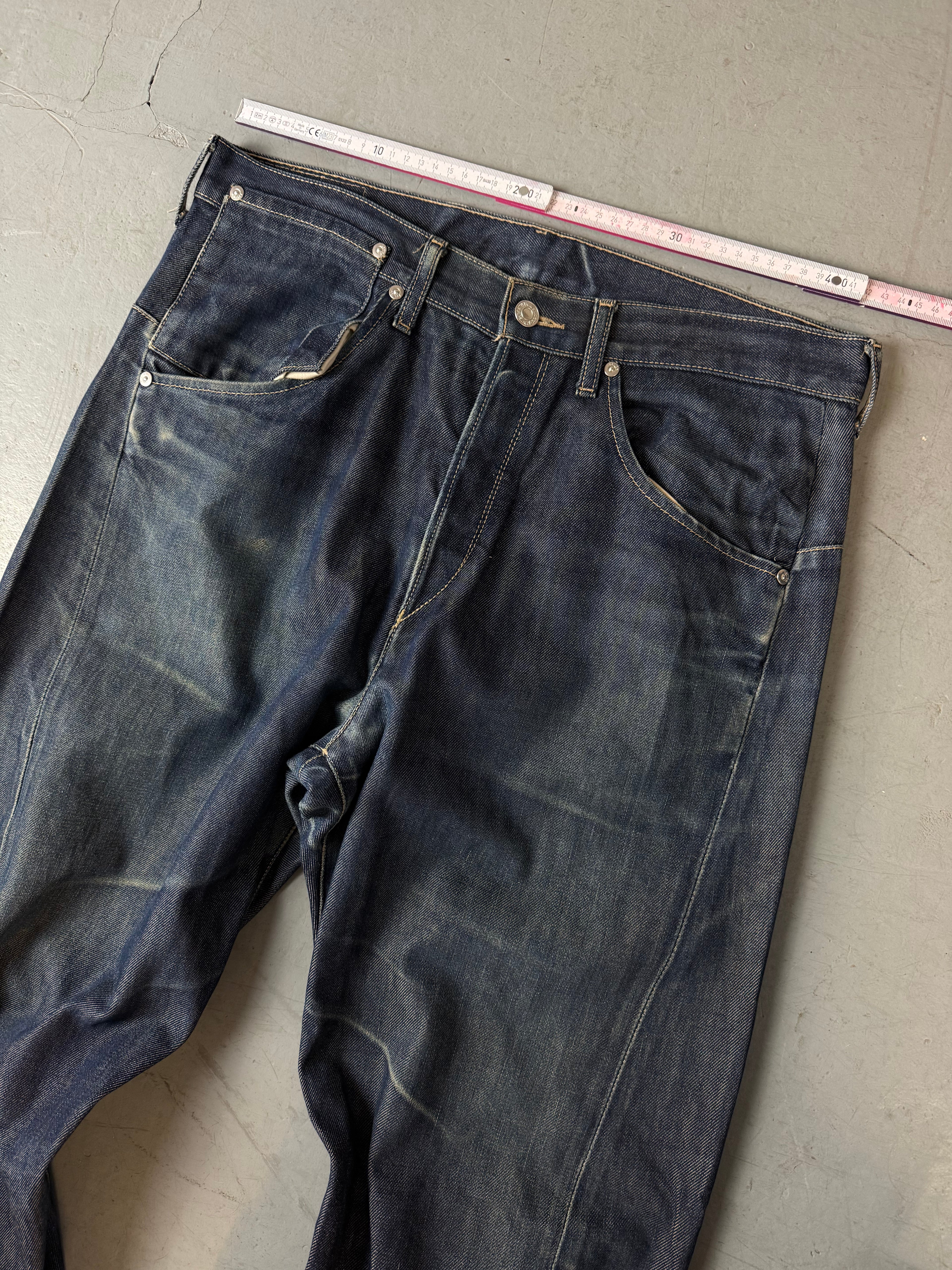 Vintage Levis Engineered Dark Blue Baggy Denim für Herren. Y2K Second Hand 2000s Fashion