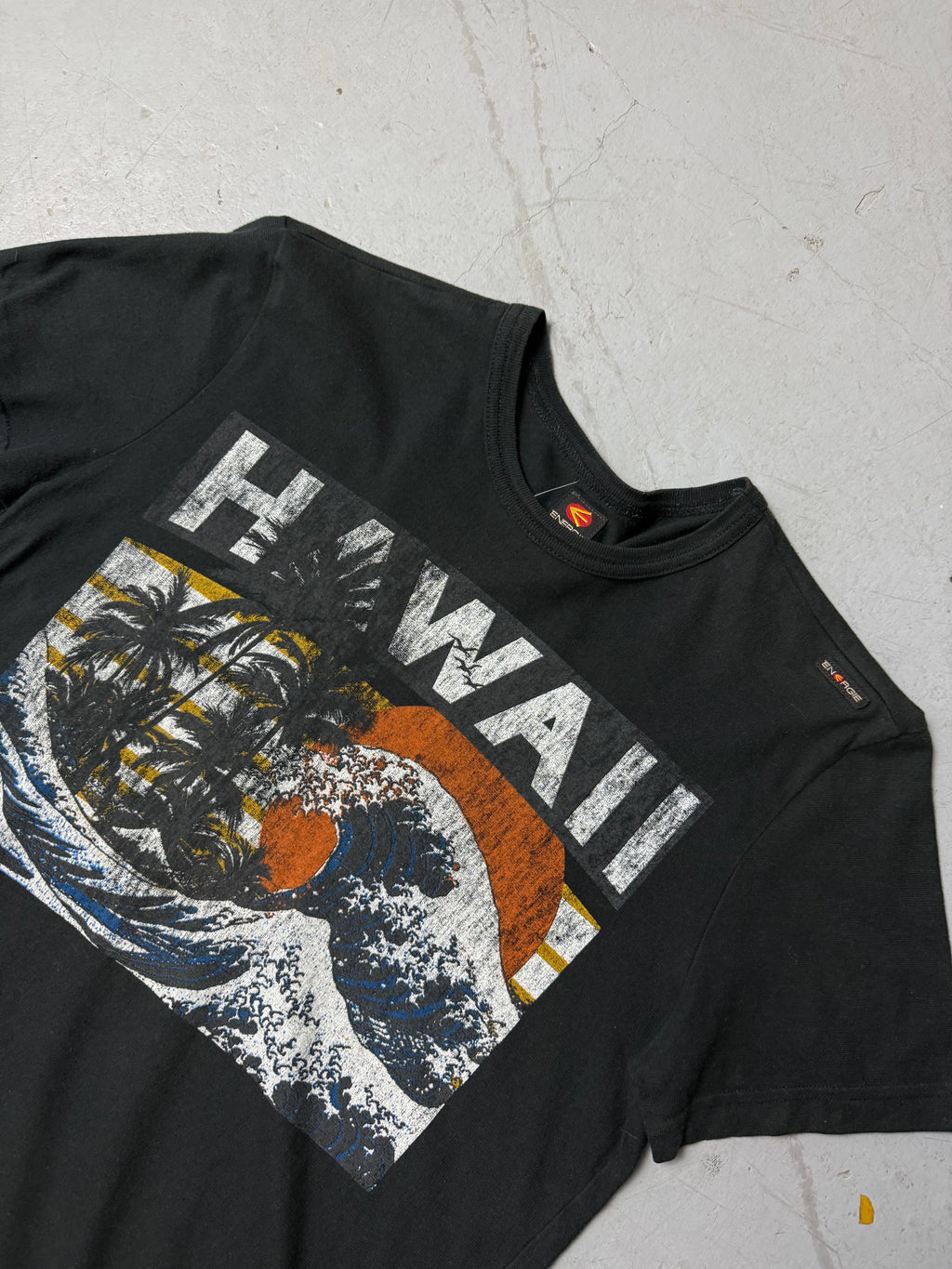 Vintage Energie Black Hawaii Printed T-Shirt for boys. Y2K Second Hand 2000s Fashion 