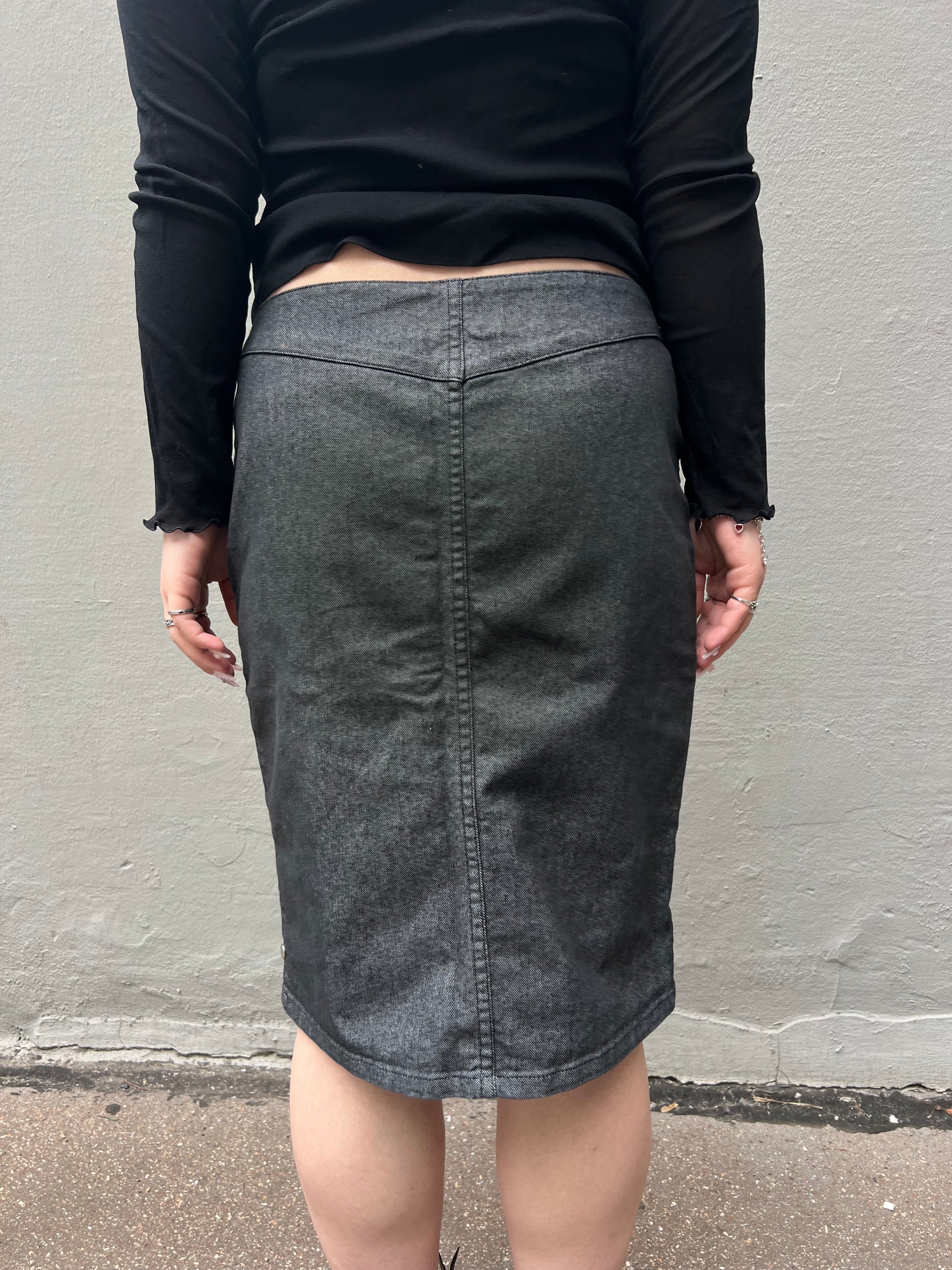 Trage Bild Vintage Grey Midi Pencil Skirt M von hinten.
