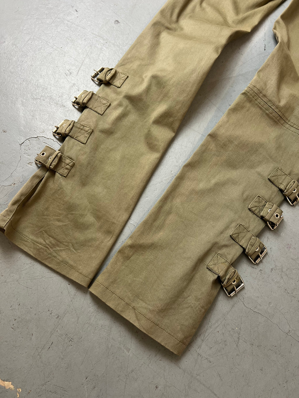 Vintage Khaki Straight Pants with Straps mit Schnallendetails für Damen. Y2K Second Hand 2000s Fashion